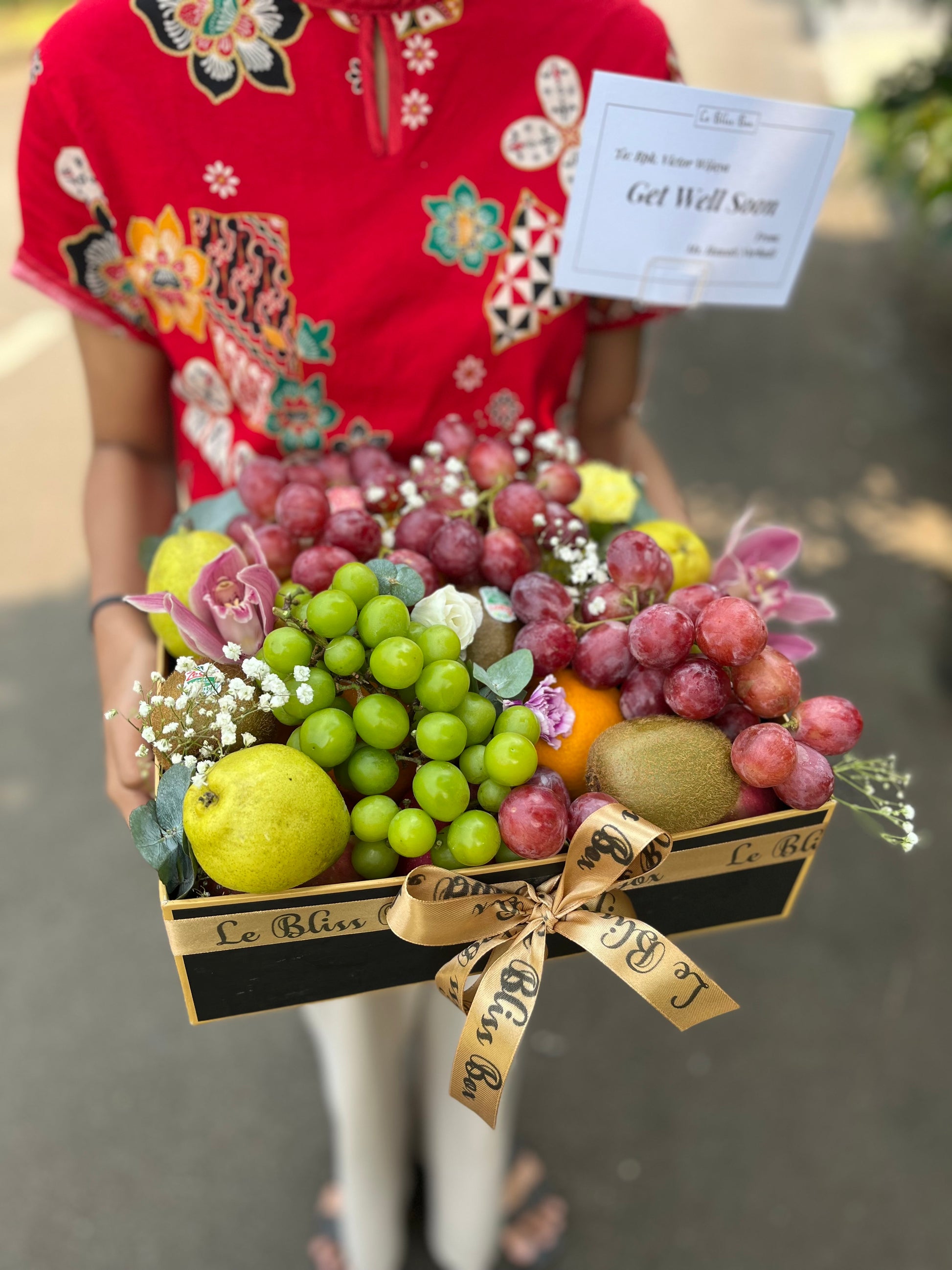 Parcel Buah Jakarta - Max Fruit Box dari Le Bliss Bouquet berisi berbagai buah segar premium yang ditata indah dengan bunga, sempurna untuk hadiah atau acara spesial