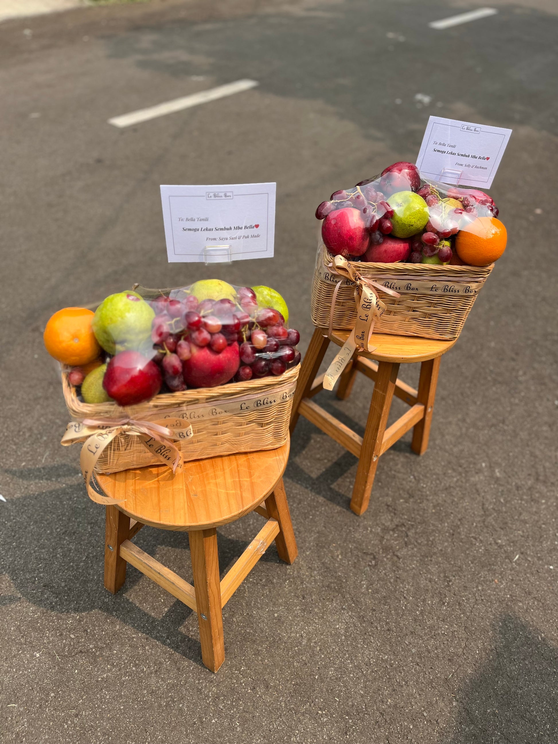 Pesan parsel buah elegan dalam keranjang rotan dari Le Bliss Box untuk pengiriman cepat di hari yang sama ke Jakarta, Bintaro, Surabaya, Cirebon, dan Tangerang.