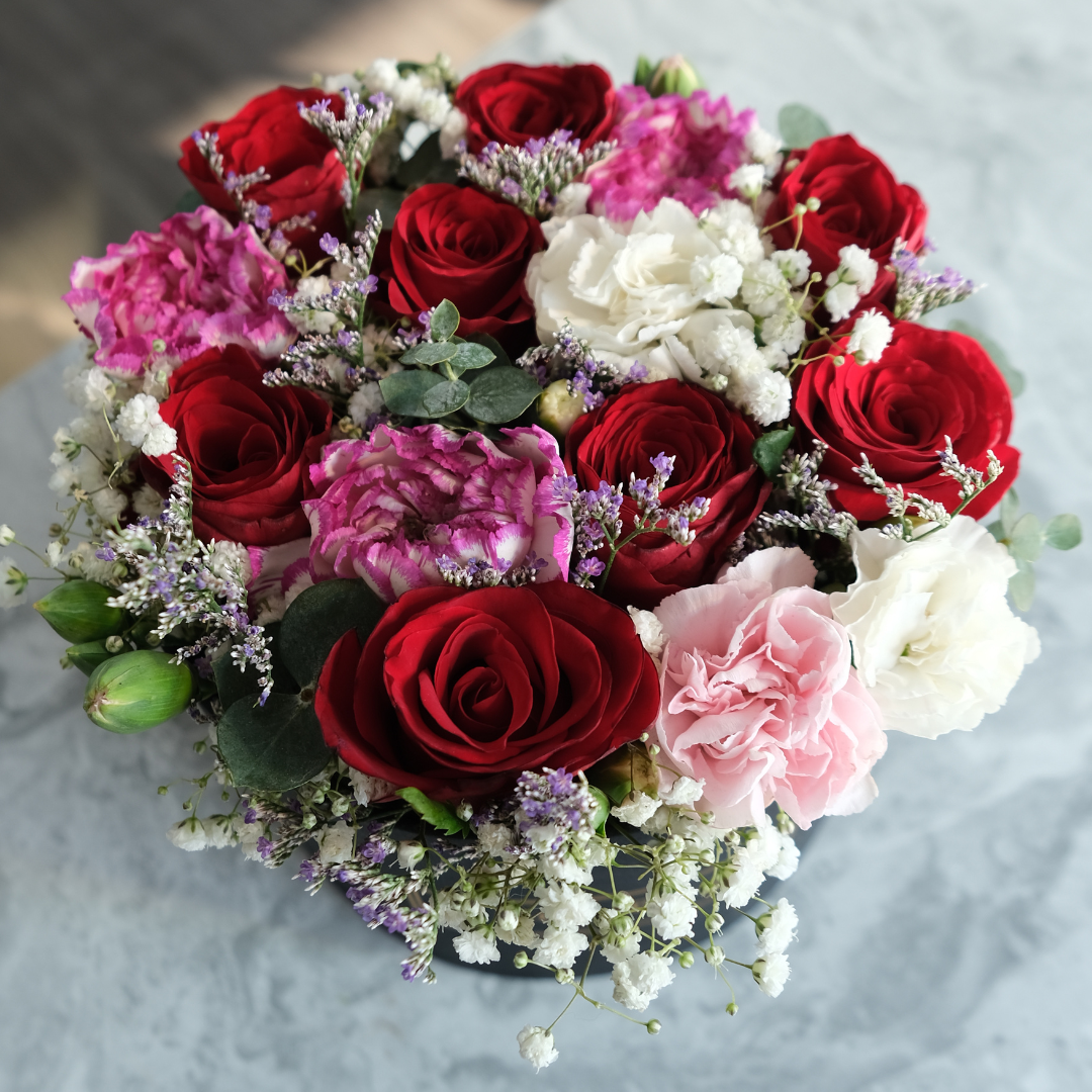 Petite Bloombox bunga mawarsegar dari Le Bliss Bouquet, cocok sebagai hadiah eksklusif. Florist Cirebon, Florist Bintaro 