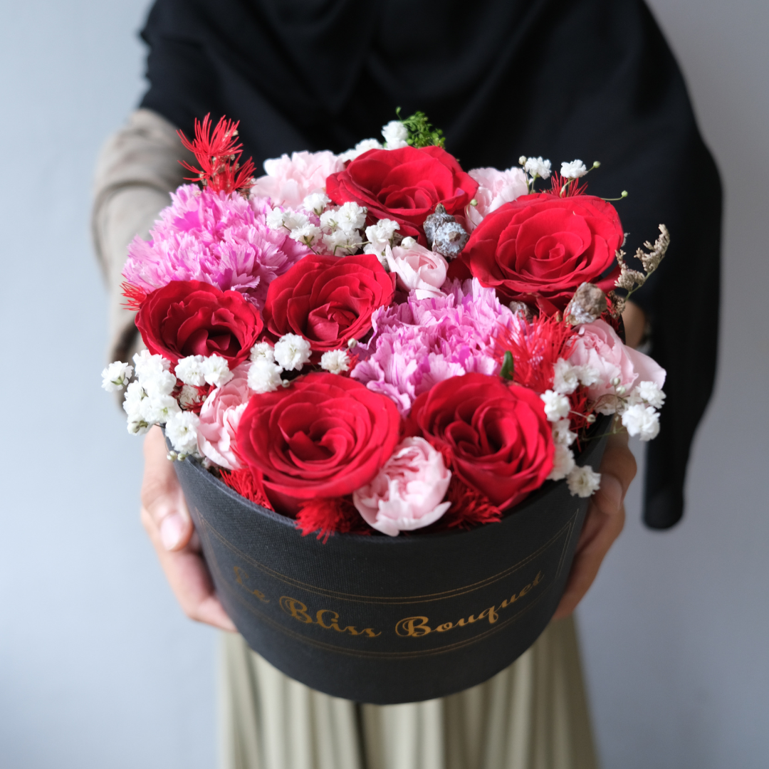 Petite Bloombox elegan dengan bunga mawar merah dan pink segar pengiriman ke Jakarta, Tangerang, Cirebon, dan Bintaro.