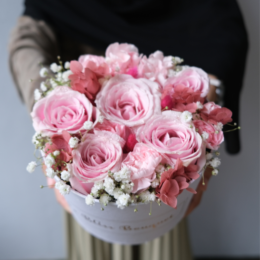 Petite Bloombox elegan dengan bunga mawar pink segar. Toko bunga Cirebon  & Toko bunga Bintaro 