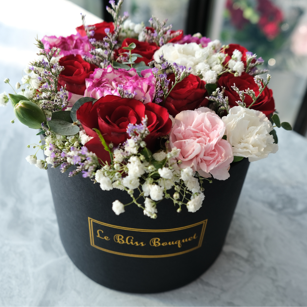 Petite Bloombox elegan dengan bunga segar. Florist Cirebon  & Florist Bintaro 