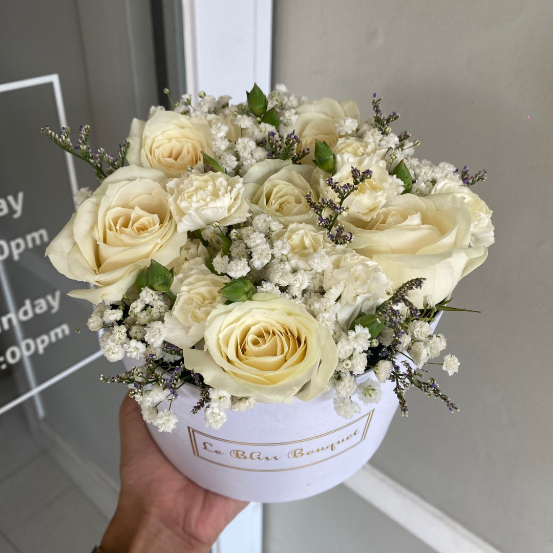 Petite Bloombox elegan dengan bunga segar. Toko bunga Cirebon  & Toko bunga Bintaro 