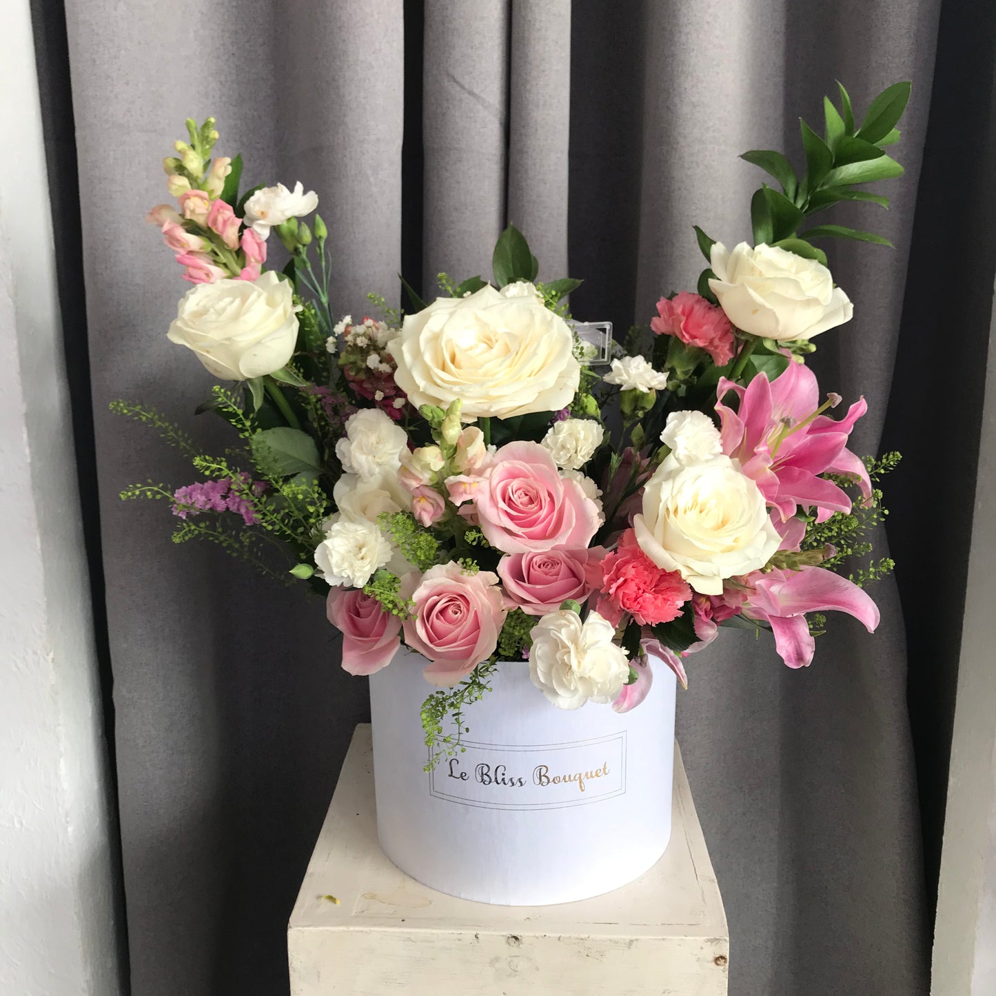 Pink White Blooming Bloombox dari Le Bliss Florist Surabaya – bunga pink dan putih dalam kotak mewah