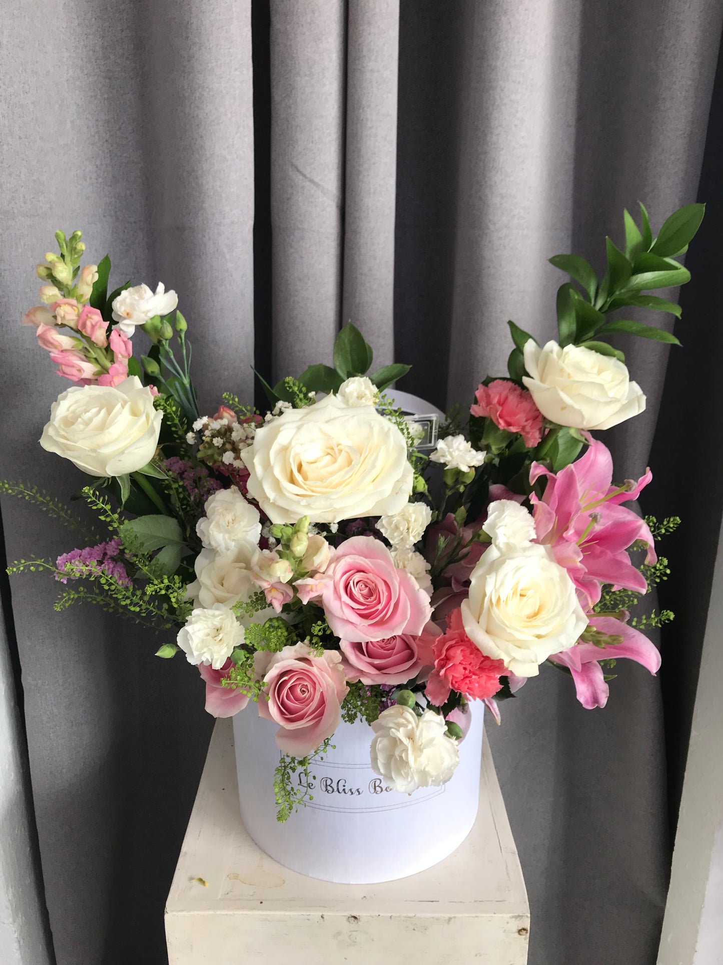 Pink White Blooming Bloombox dari Le Bliss Florist Surabaya – bunga pink dan putih dalam kotak mewah, bunga meja surabaya
