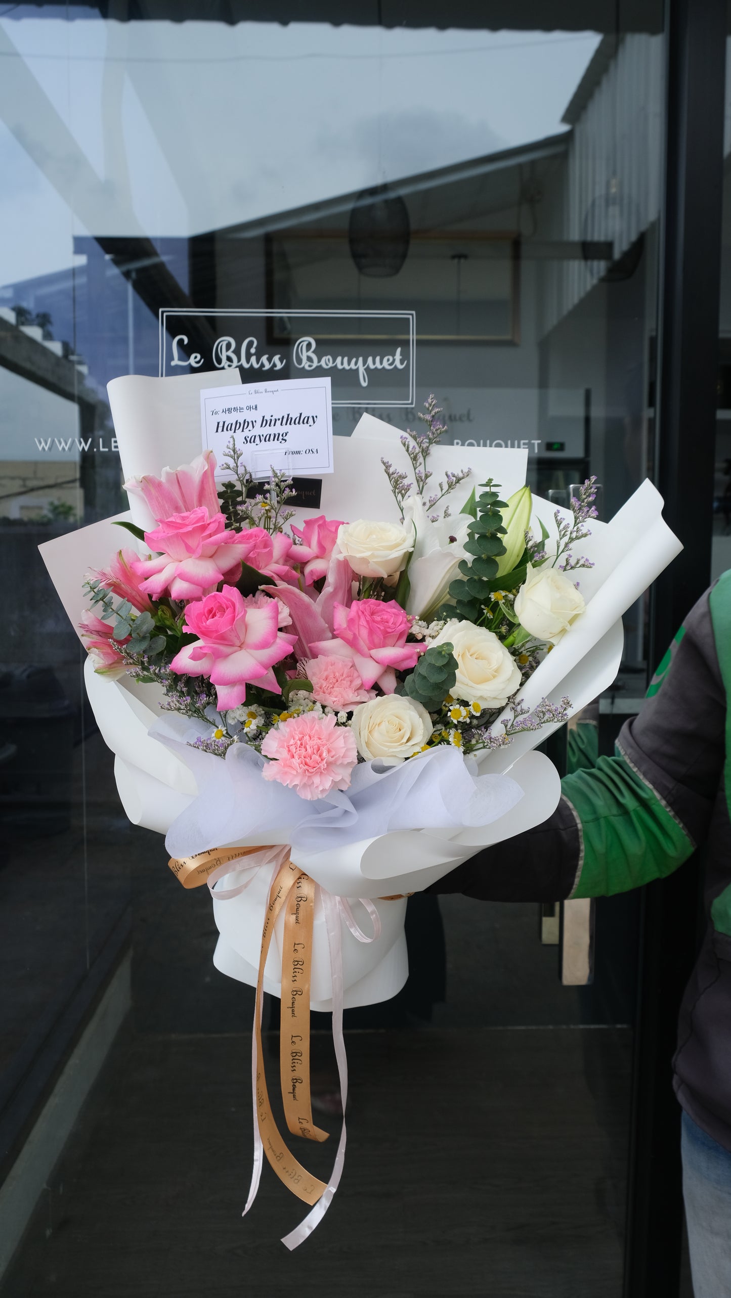  Pink White Gradation Large Bouquet dari Le Bliss Bouquet, florist Jakarta terpercaya. Buket Jakarta dengan gradasi putih & pink elegan, cocok untuk hadiah spesial, florist jakarta bintaro tangerang