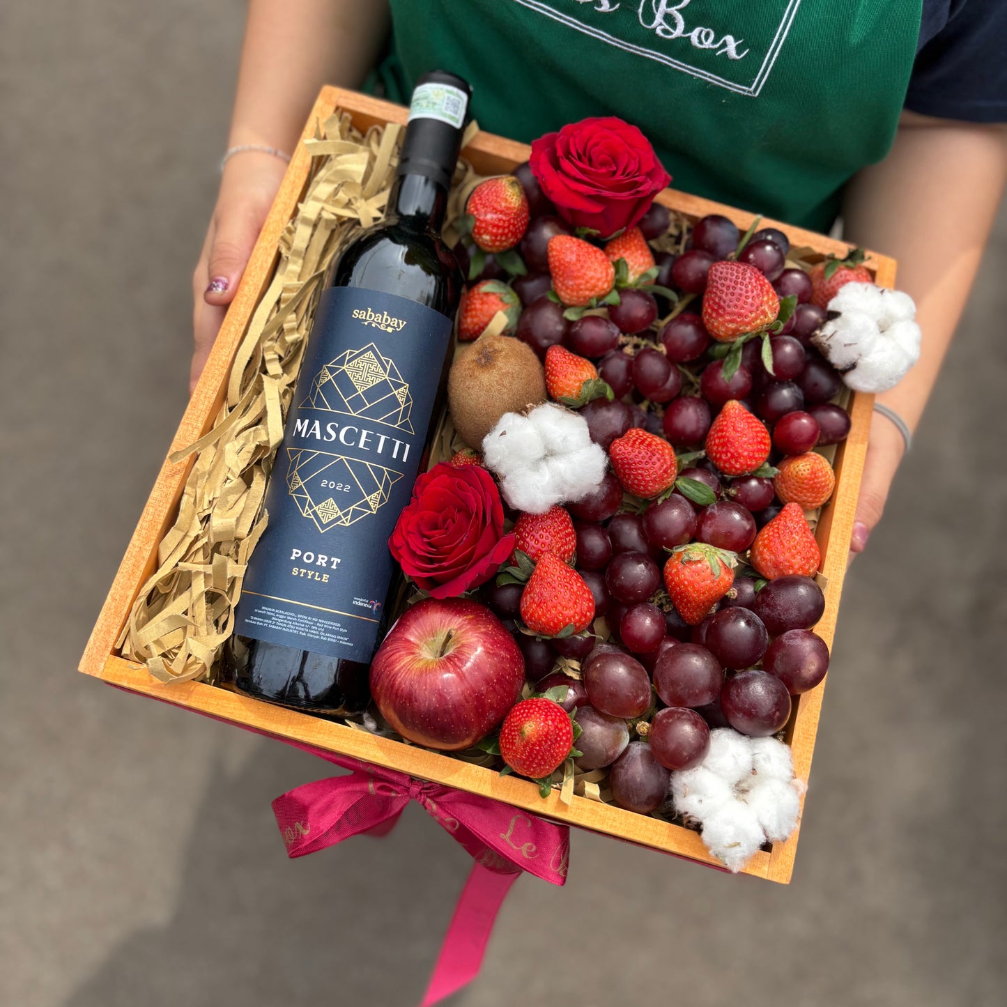 Premium Wine Hamper Jakarta – Elegant gift set with fine wine, gourmet treats, and luxury packaging, perfect for special occasions and corporate gifting. Sababay wine
