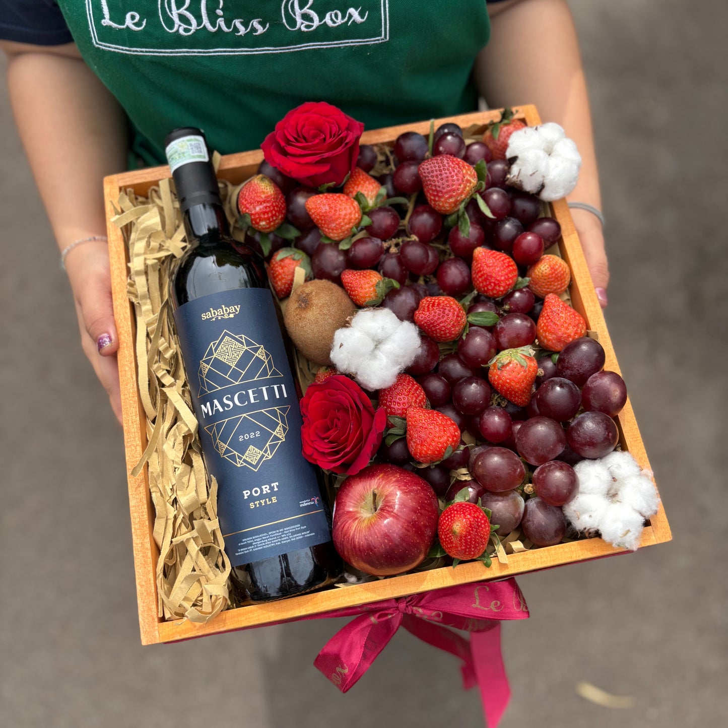 Premium Wine Hamper Jakarta – Elegant gift set with fine wine, gourmet treats, and luxury packaging, perfect for special occasions and corporate gifting.