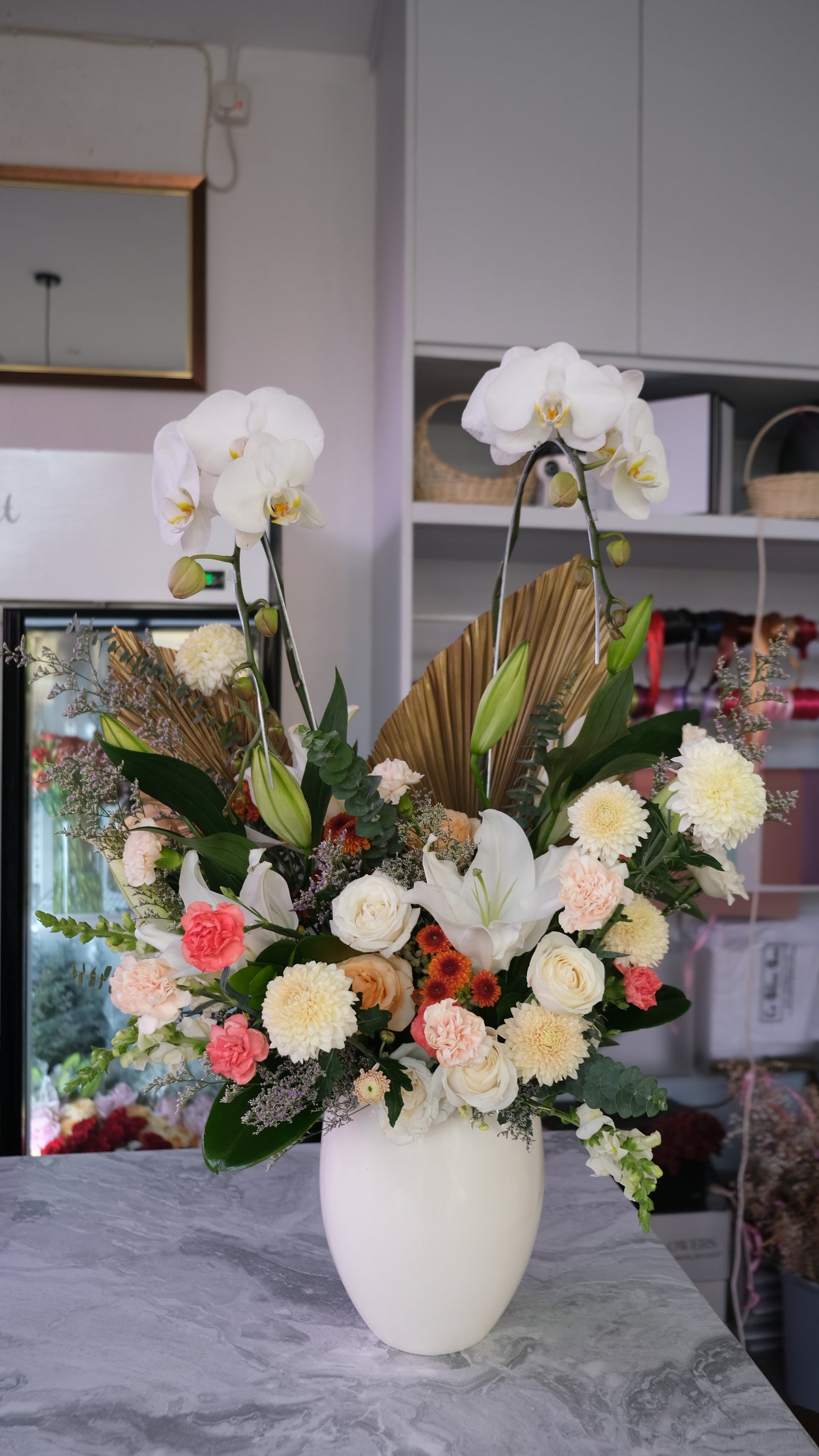 Rangkaian anggrek di dalam vas bunga segar, pengiriman surabaya. cepat. Double orchid vase with white lilies and orange flowers from Le Bliss Bouquet Surabaya, available for delivery to Cirebon, Jabodetabek, Sidoarjo, Gresik, and Majalengka, Surabaya