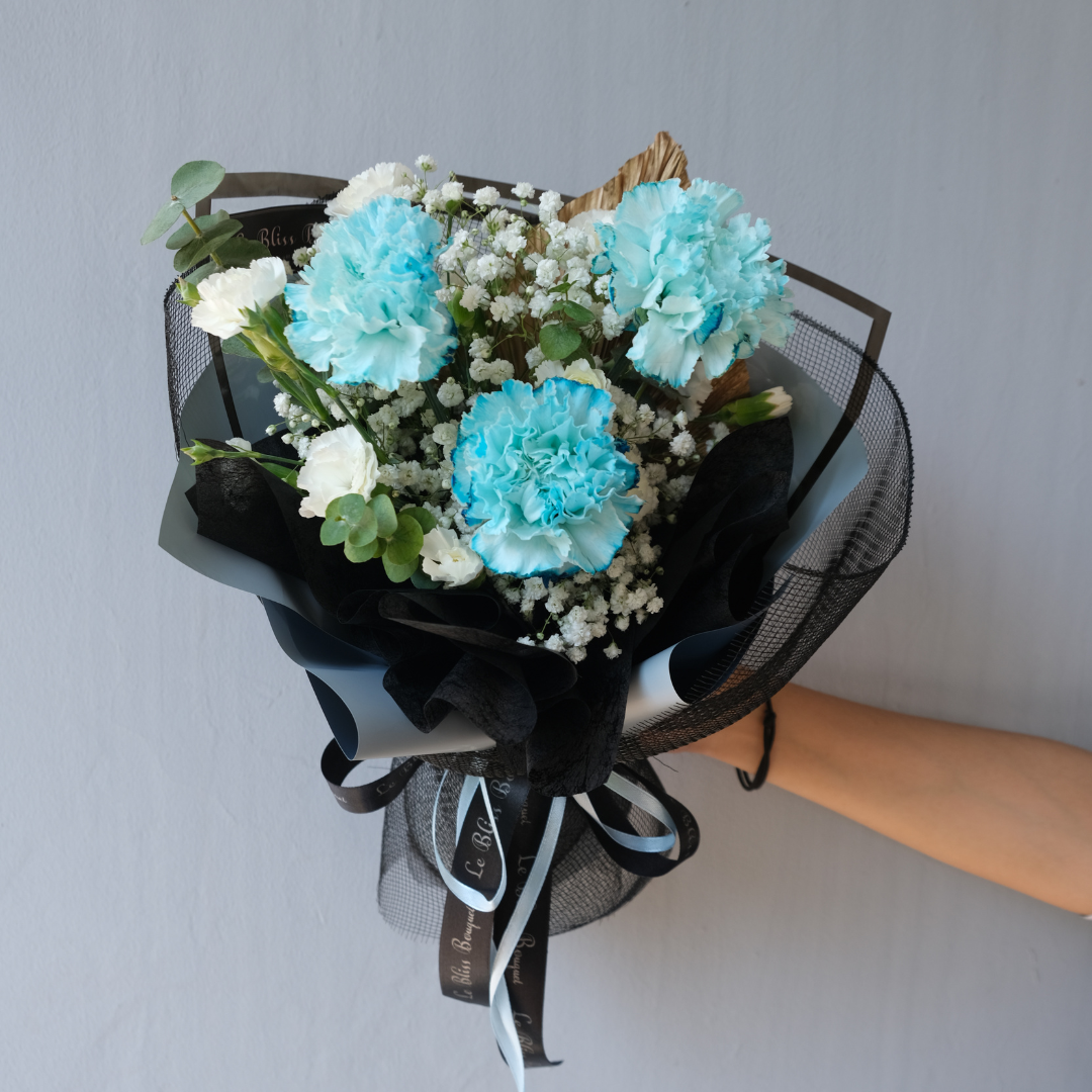 Rangkaian buket bunga carnation biru elegan untuk hadiah spesial dari Le Bliss Bouquet