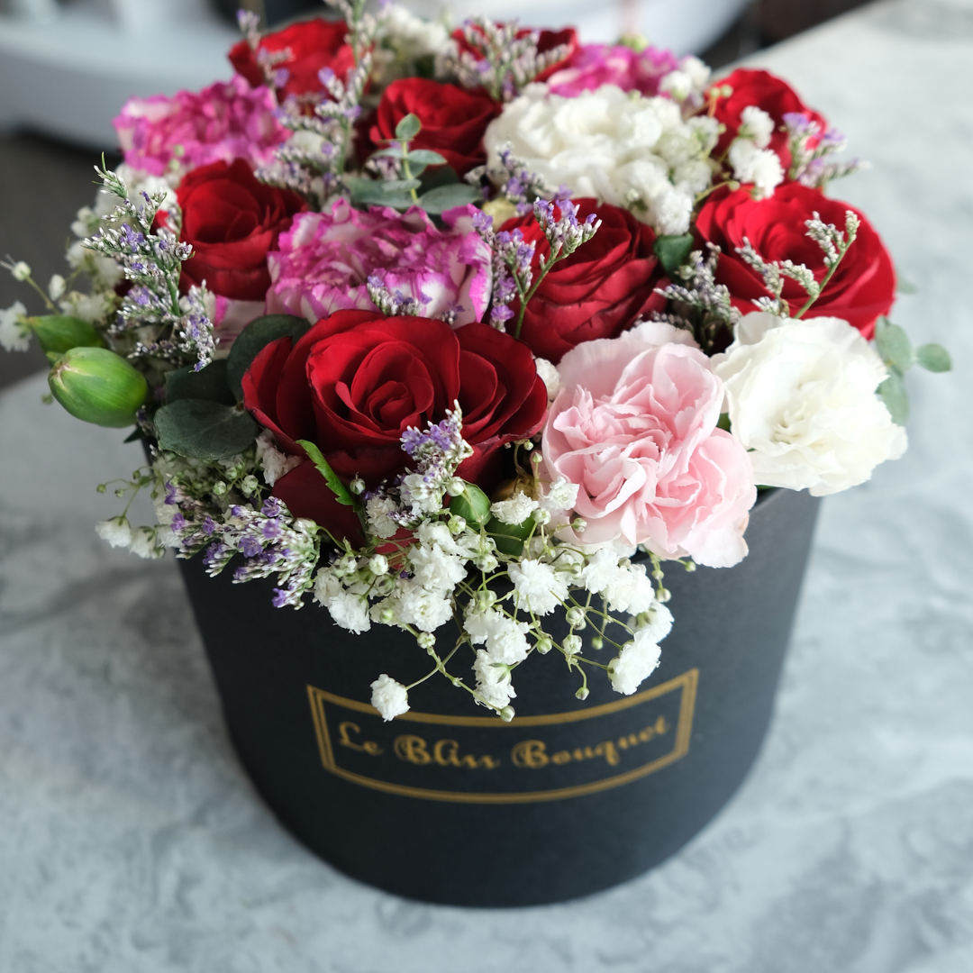 Rangkaian bunga Petite Bloombox elegan dengan layanan pengiriman premium.