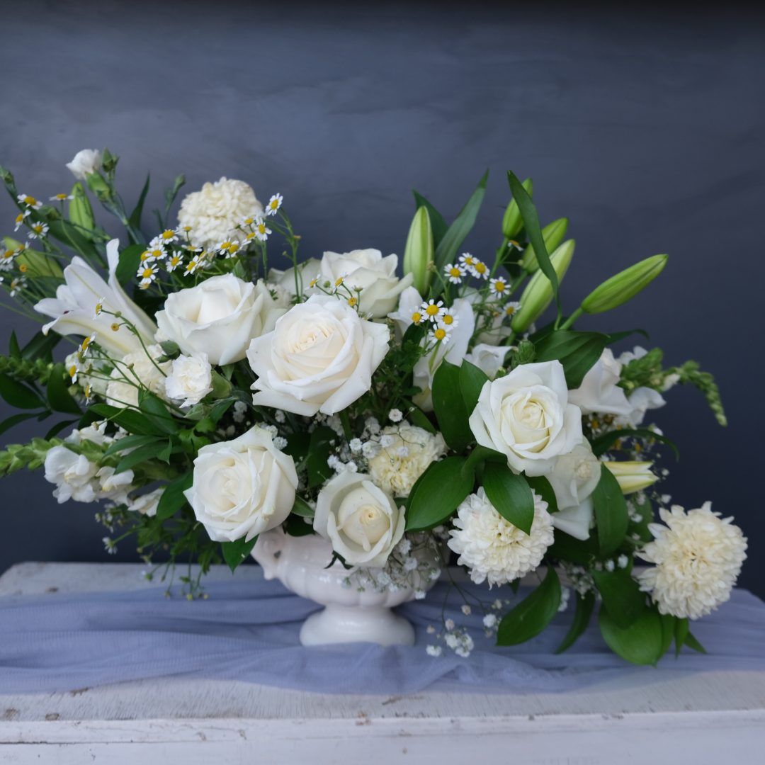 Rangkaian bunga lily putih dalam vas elegan oleh florist Bintaro, cocok untuk berbagai acara.
