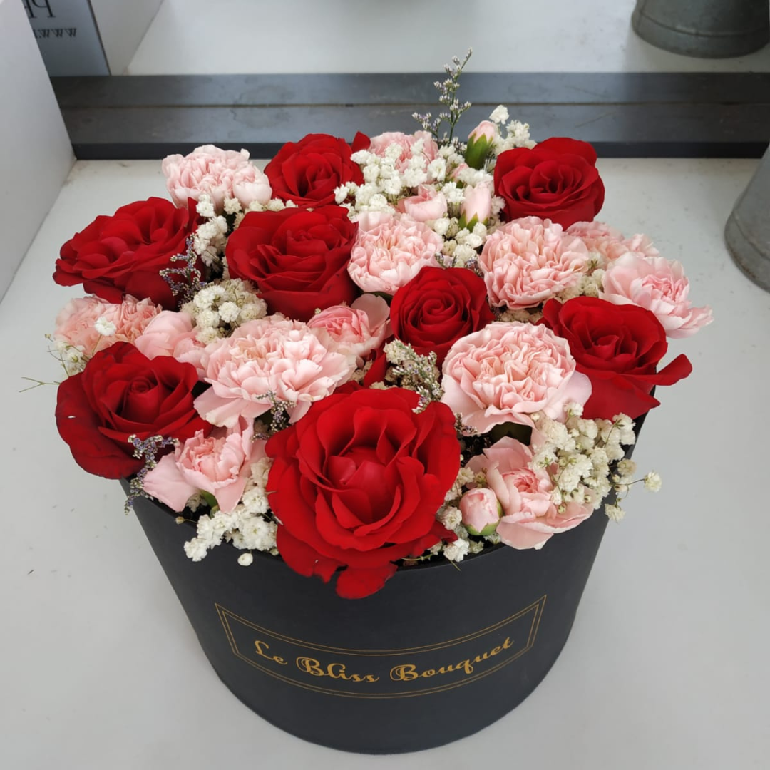 Rangkaian bunga mawar BloomBox eksklusif dengan pengiriman cepat ke Tangerang, Jakarta, Cirebon, dan Bintaro