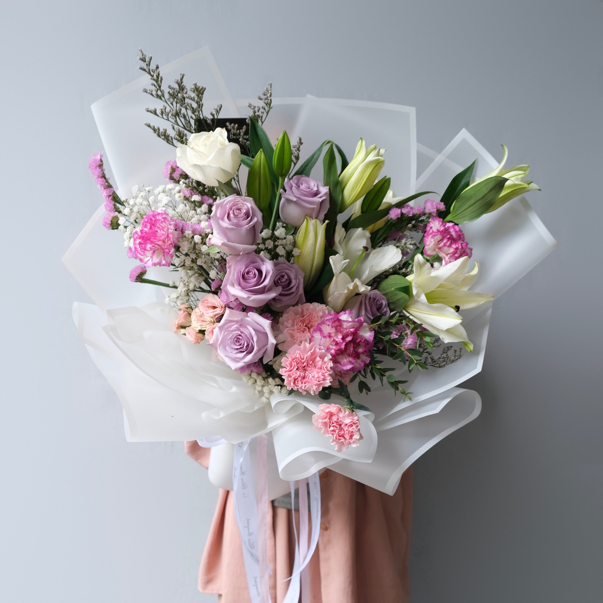 Rangkaian elegan Lily Avventura & Ocean Song Rose. Kirim cepat dari florist Le Bliss ke Jakarta, Surabaya, Bintaro, Tangerang & Cirebon. best florist jakarta