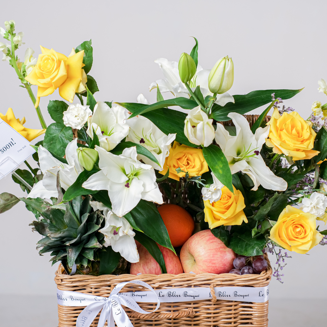 Rangkaian parcel buah kekinian dengan lily kuning dan rattan eksklusif