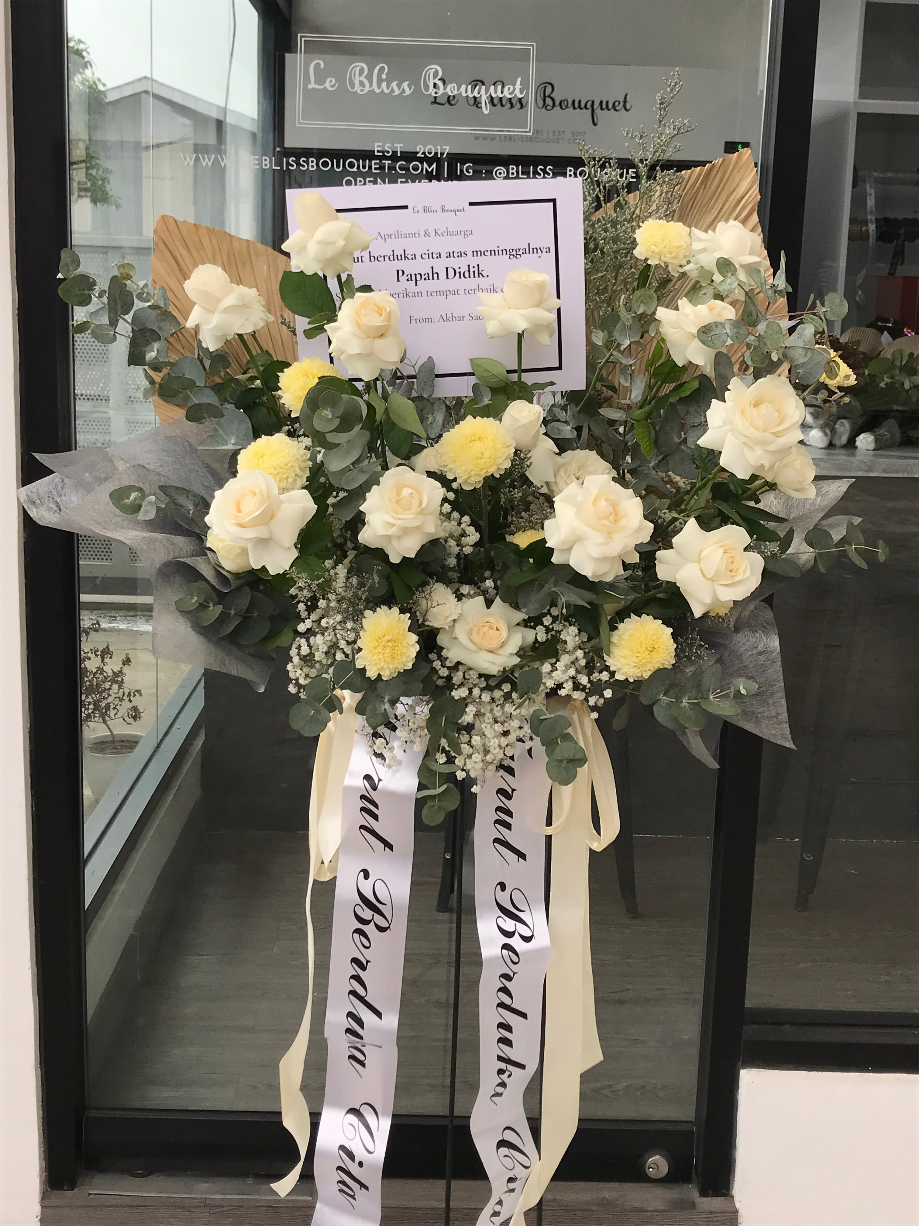 Rangkaian standing flower belasungkawa premium untuk momen duka di Bintaro