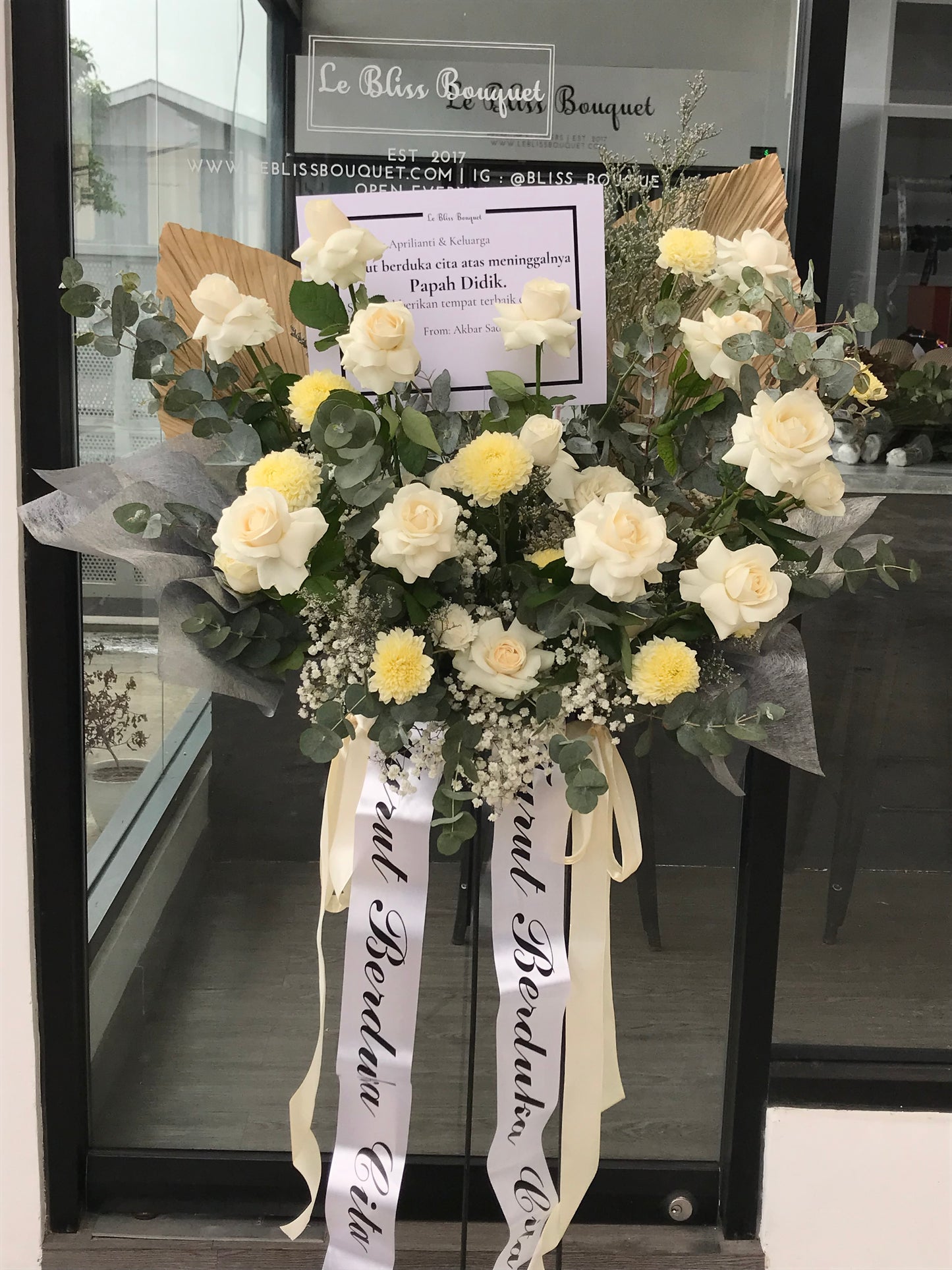 Rangkaian standing flower belasungkawa premium untuk momen duka di Bintaro