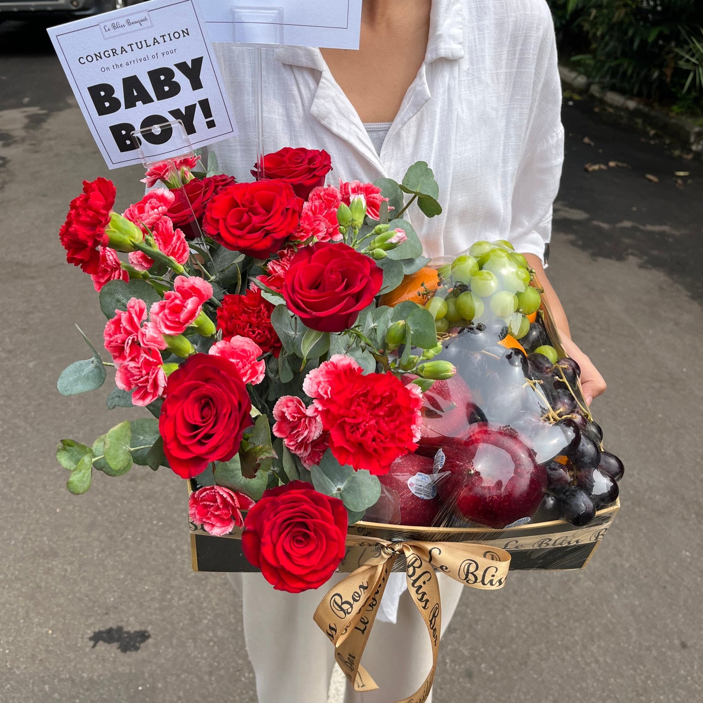 Red Rose Fruit Box berisi mawar merah segar dan buah-buahan premium dalam kemasan elegan dari Le Bliss- parcel buah Jakarta, parcel buah surabaya