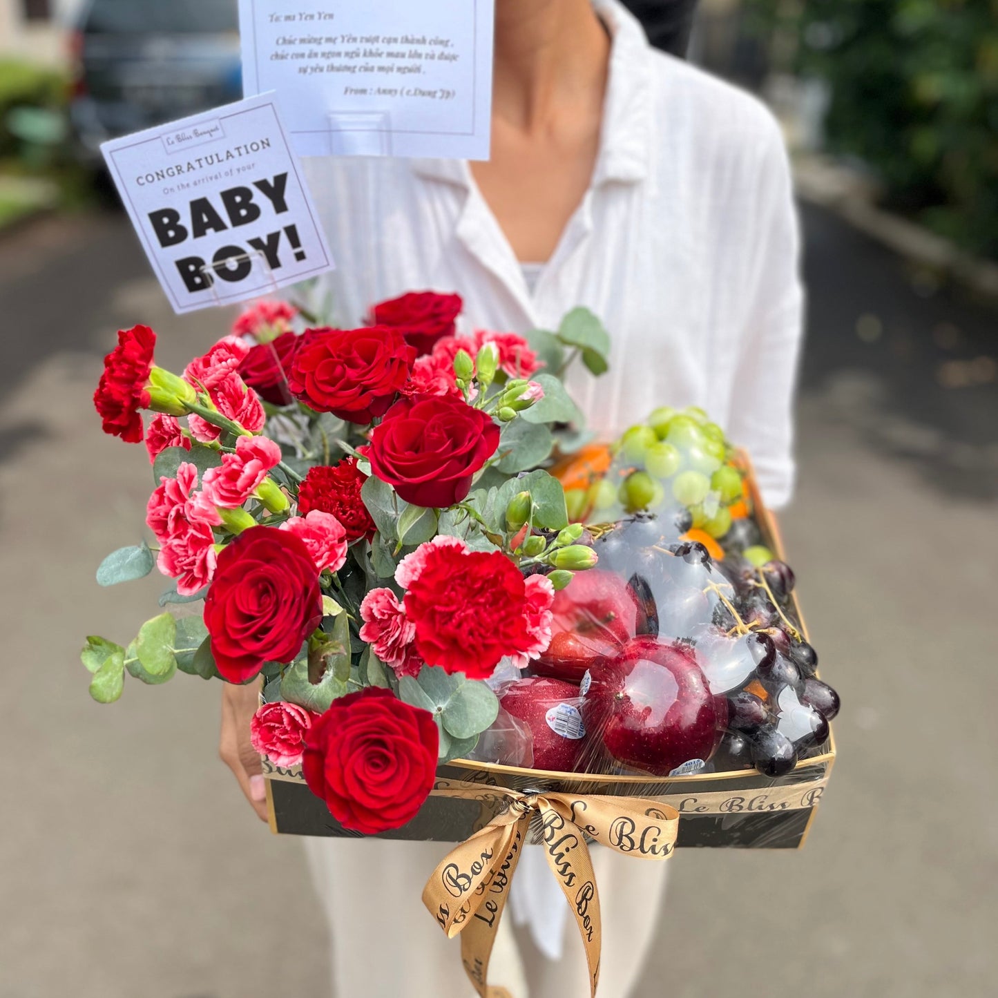 Red Rose Fruit Box berisi mawar merah segar dan buah-buahan premium dalam kemasan elegan dari Le Bliss Bouquet, parcel buah jakarta. parcel buah surabaya