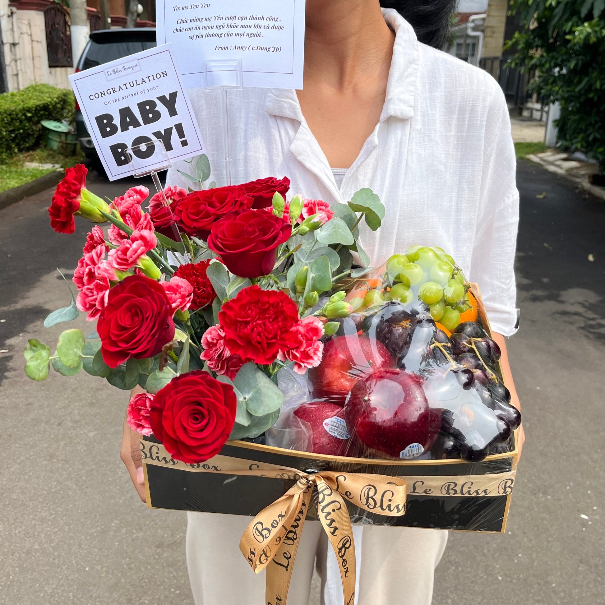 Red Rose Fruit hamper jakarta-  berisi mawar merah segar dan buah-buahan premium dalam kemasan elegan dari Le Bliss- parcel buah Jakarta, hamper buah surabaya