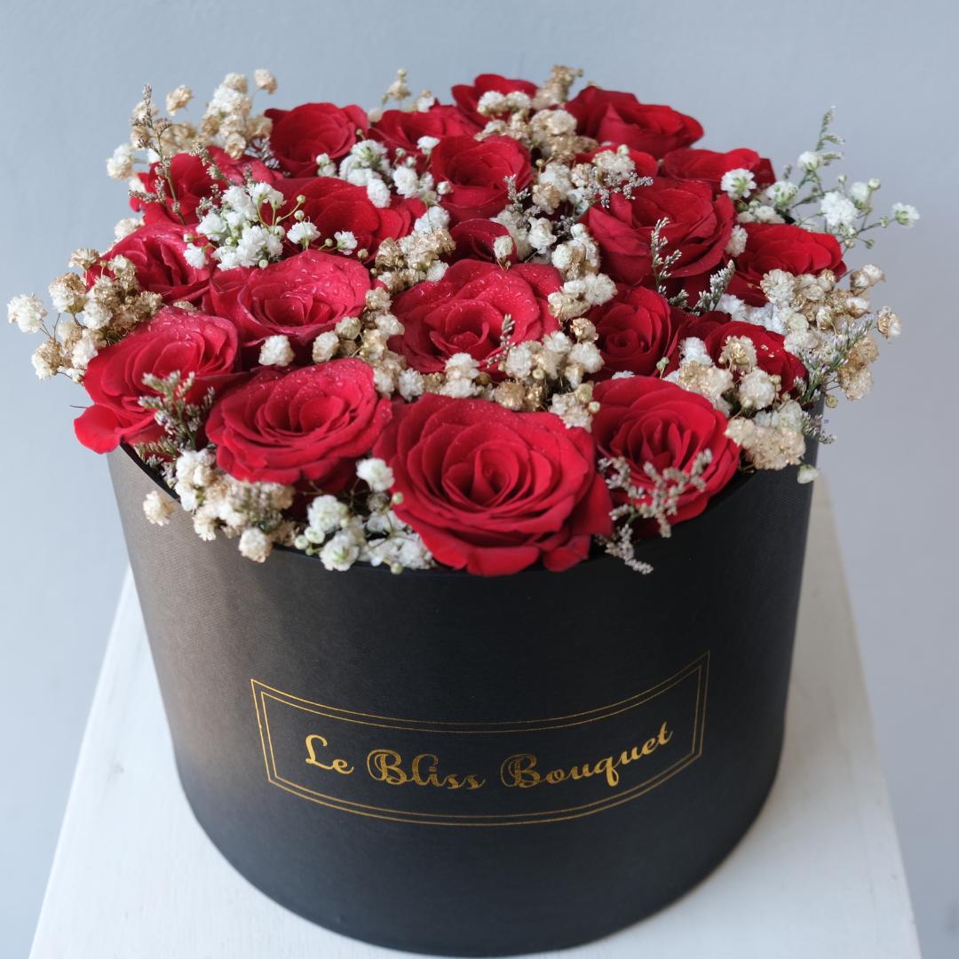 Rose Flat BloomBox dengan mawar premium segar, tersedia untuk pengiriman keCirebon, Bintaro, Tangerang, dan Jakarta. Surabaya florist