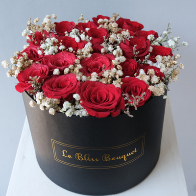 Rose Flat BloomBox dengan mawar premium segar, tersedia untuk pengiriman keCirebon, Bintaro, Tangerang, dan Jakarta. Surabaya florist