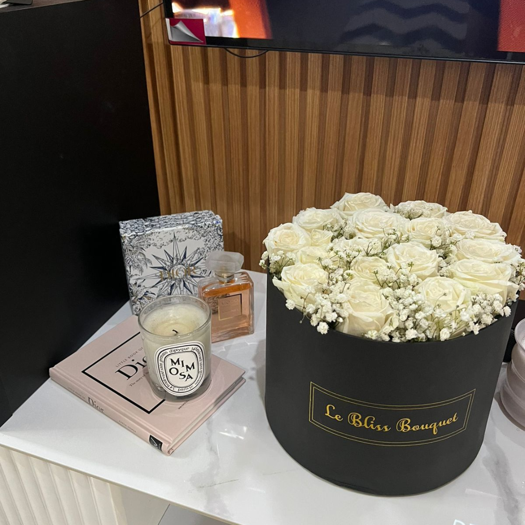 Rose Flat BloomBox eksklusif dengan mawar cantik, pilihan terbaik untuk hadiah elegan di wilayah Jakarta, Bintaro, Tangerang, dan Cirebon. Florist Surabaya