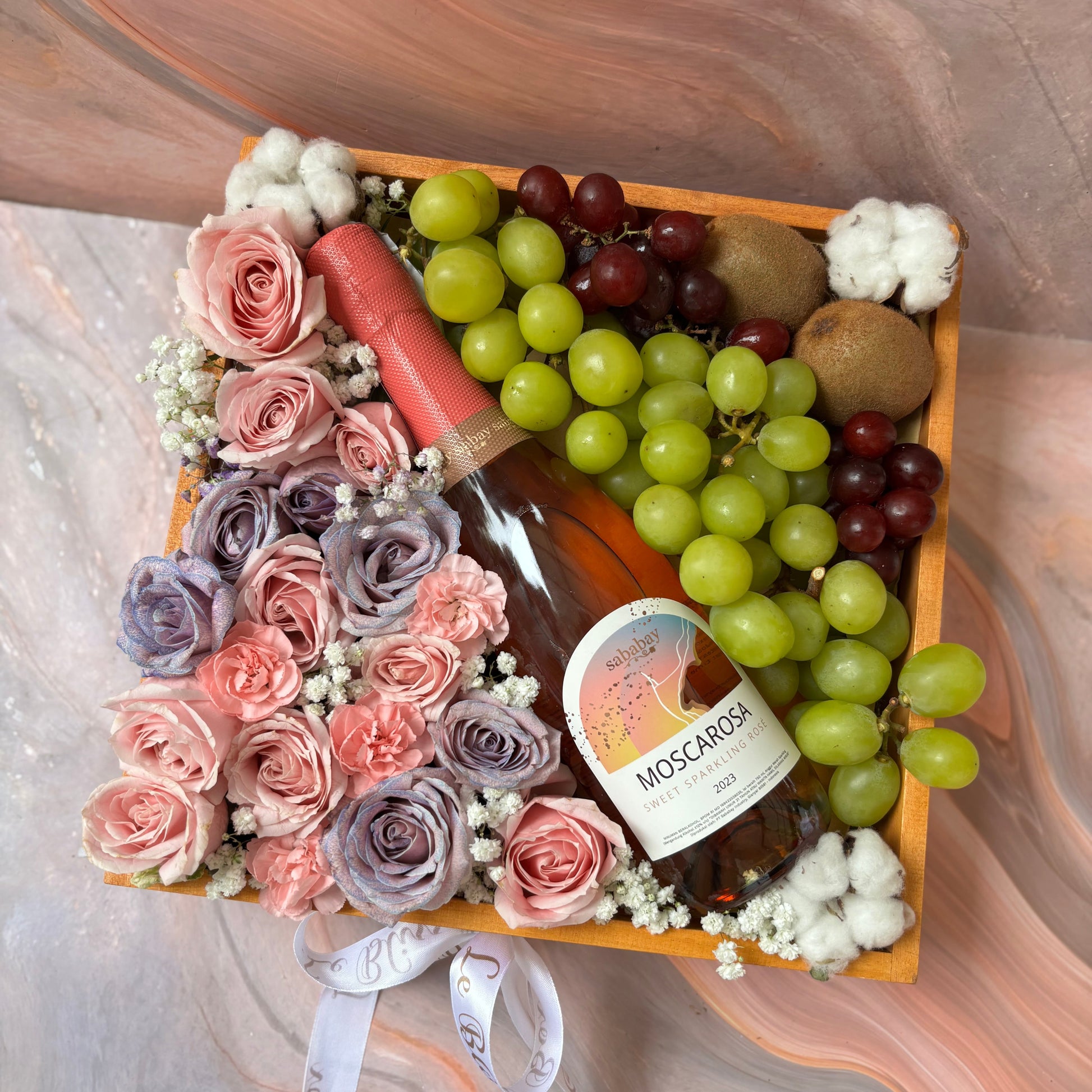 Rose Wine Hamper – a luxurious wine gift set featuring premium rosé wine and fresh fruits, by Le Bliss Box. Jakarta and tangerang delivery. Indonesia