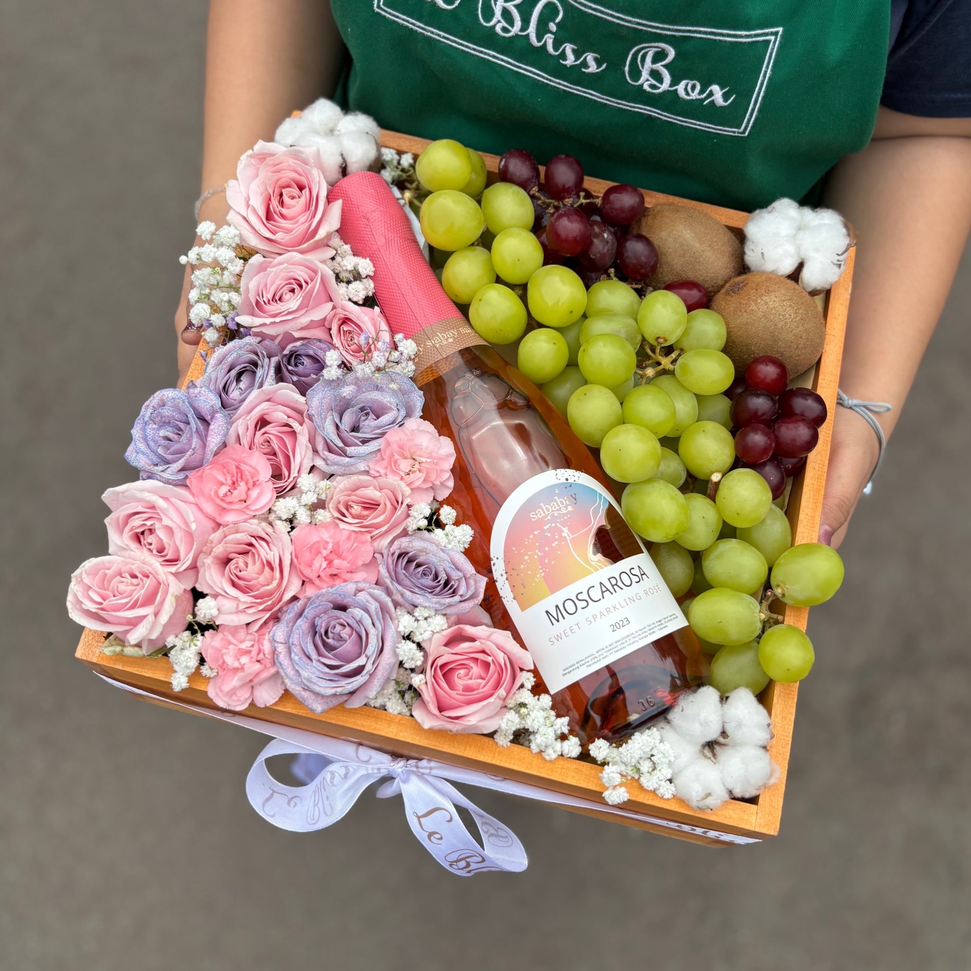 Rose Wine Pink Fruit Hamper – a luxurious wine gift set featuring premium rosé wine and fresh fruits, elegantly packaged for delivery in Jakarta, Bintaro, and the greater Jabodetabek area. Perfect for celebrations, anniversaries, and special occasions