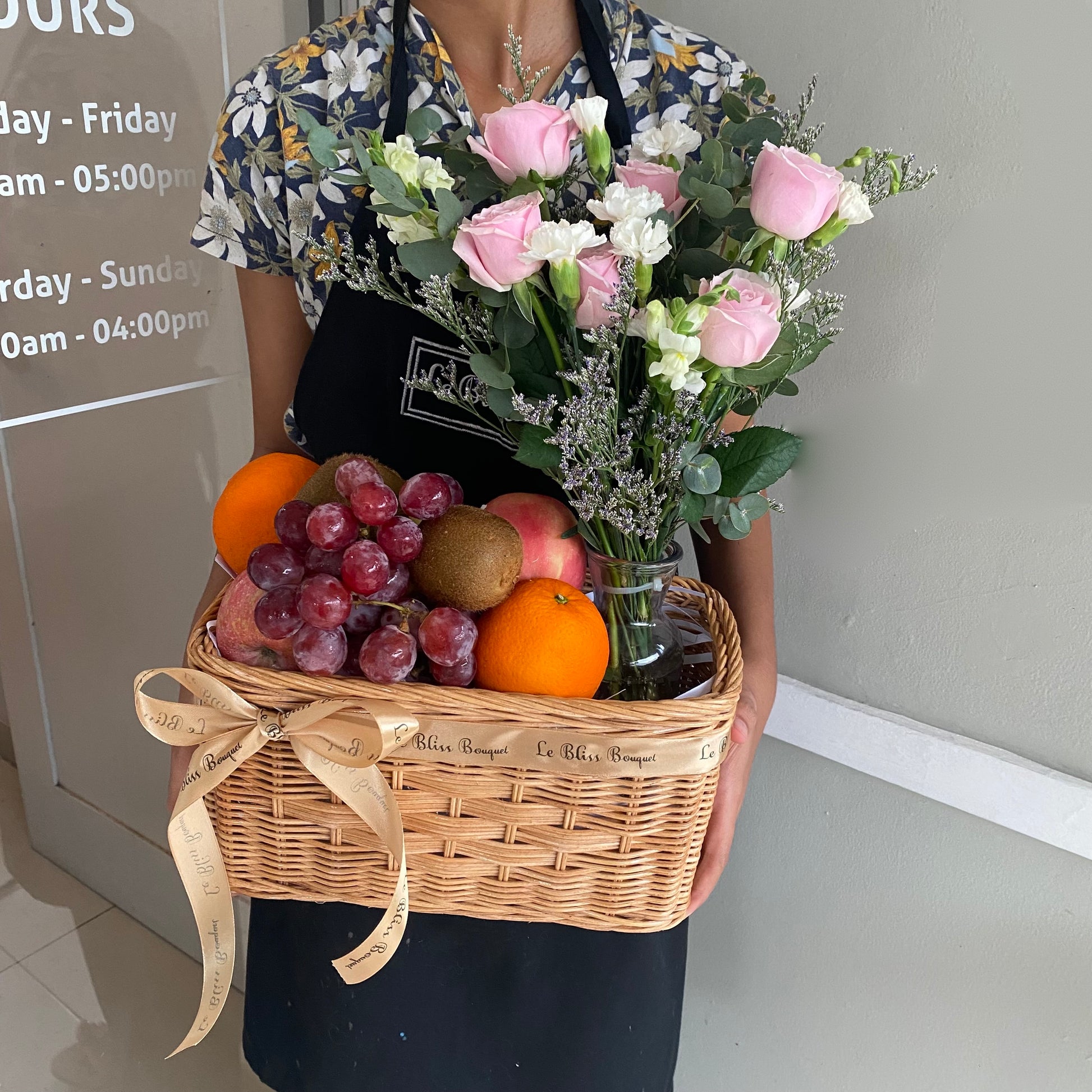 Rustic Pink Rose Fruit Parcel – Hampers buah segar dan bunga rustic pink rose dalam keranjang cantik, eksklusif dari Le Bliss Bouquet Surabaya