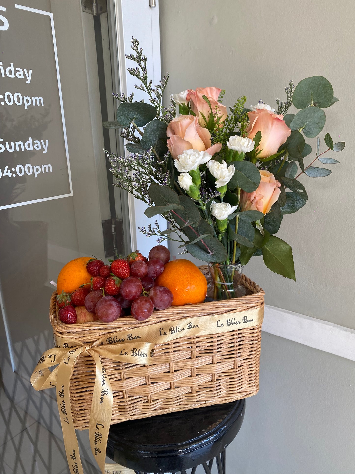 Shimmer Rose Fruit Parcel – Parcel buah dan bunga segar elegan dari Le Bliss untuk pengiriman di Surabaya, Jakarta, dan kota sekitarnya