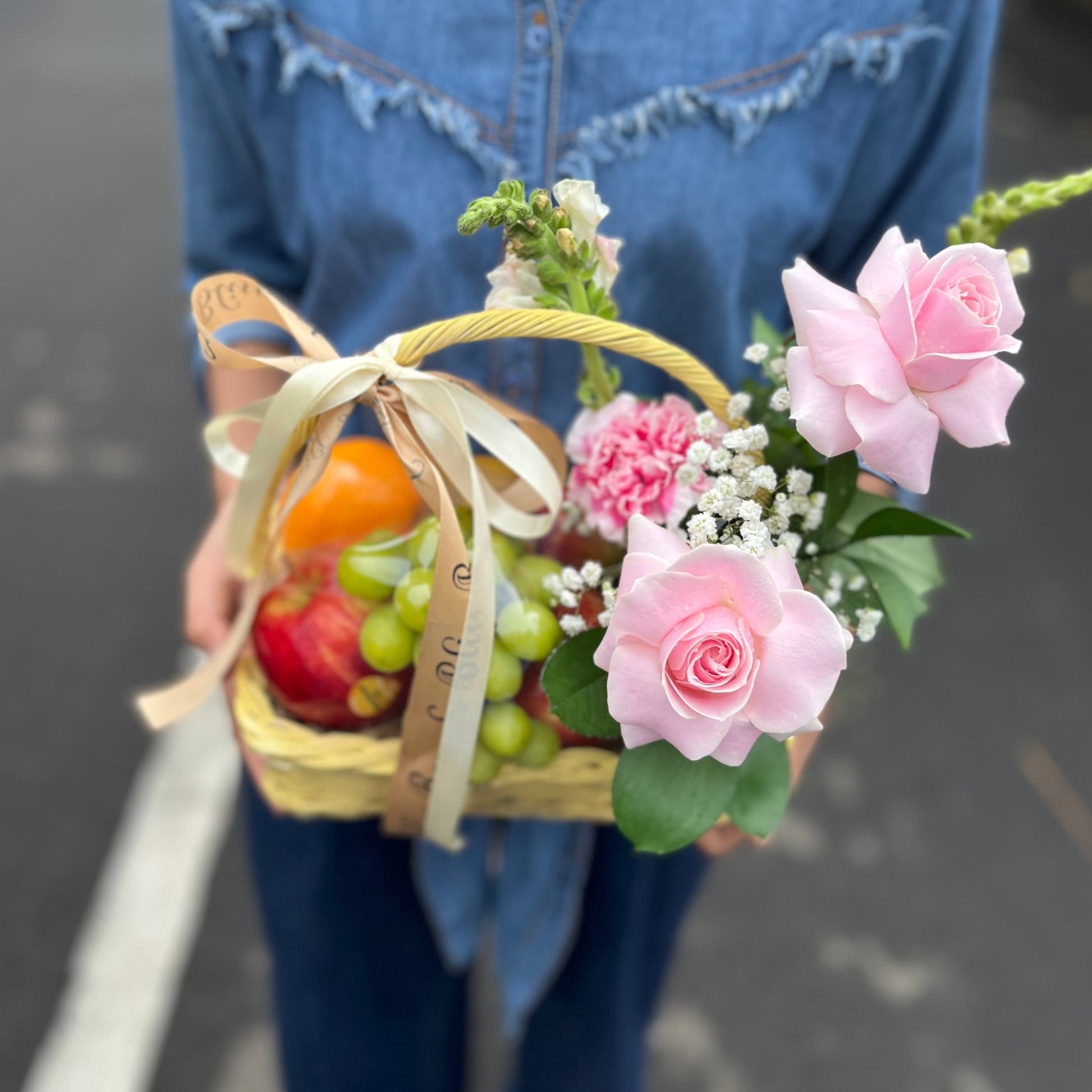 Small Fruit Hamper jakarta by le bliss box. with yellow rattan basket and pink rose. fruit hamper surabaya