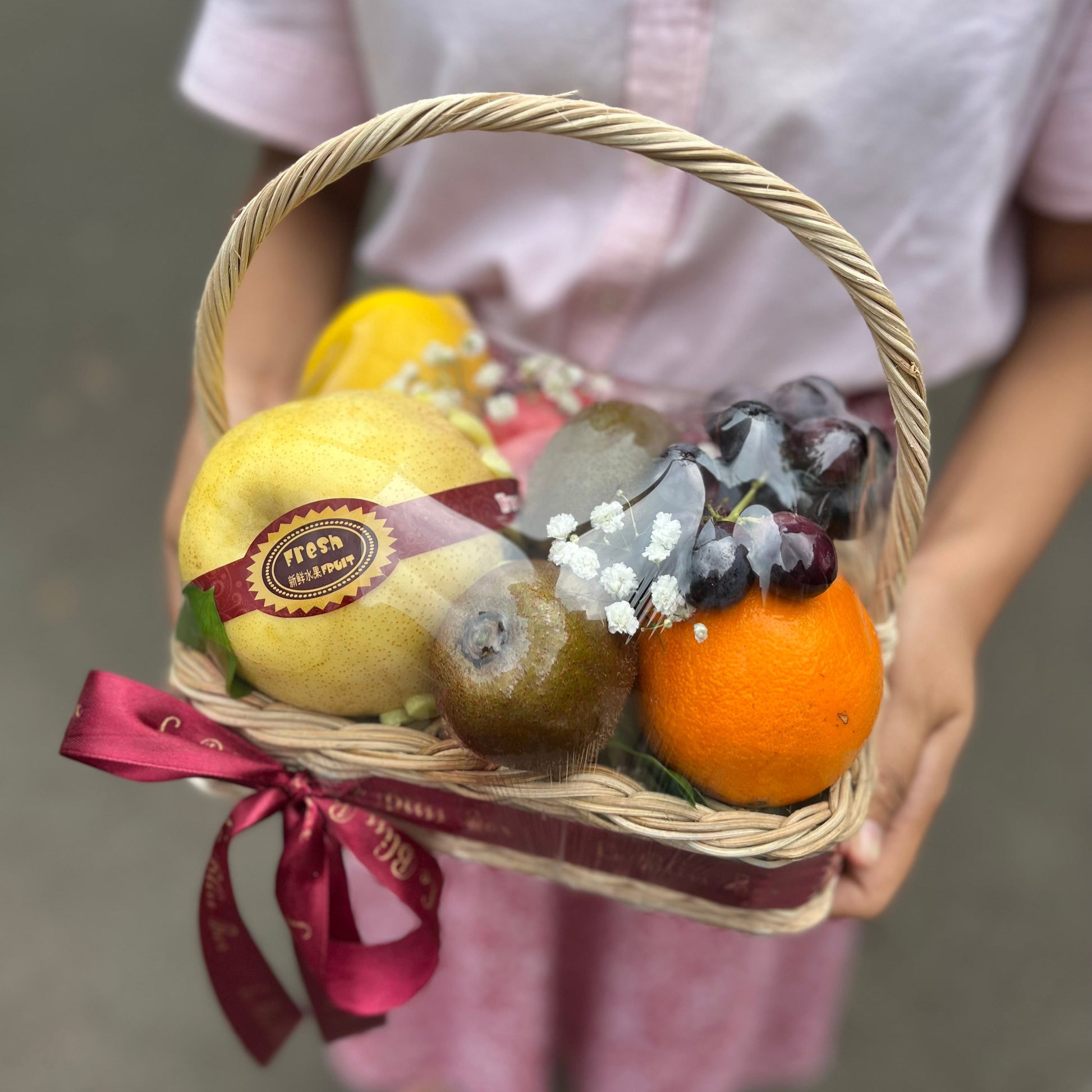 Small Rectangle Basket Parcel Buah impor dari Le Bliss Bouquet dengan buah segar premium