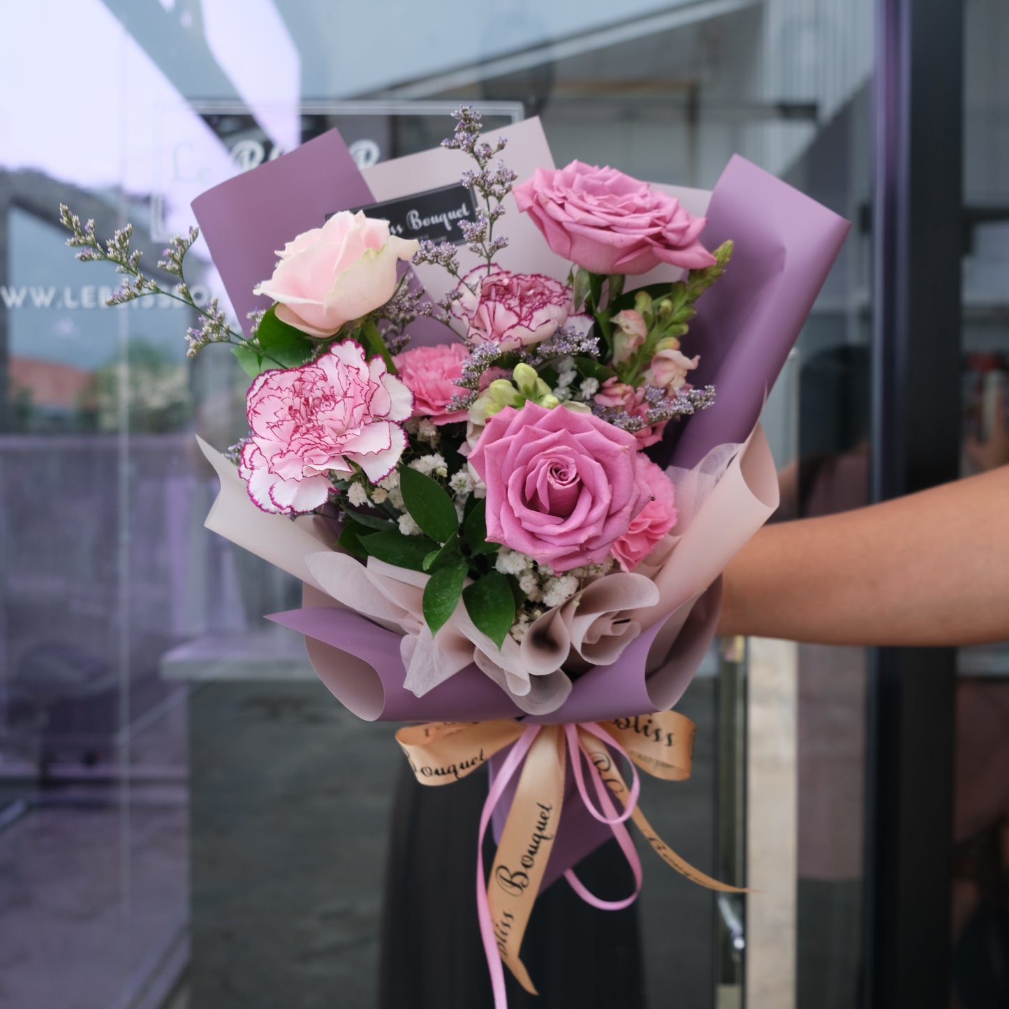 Smallie Bouquet untuk Hari ibu dari Le Bliss Bouquet. Kado Hari Ibu elegan dengan bunga pink & lilac. Pengiriman Surabaya, Jakarta & Cirebon. 
