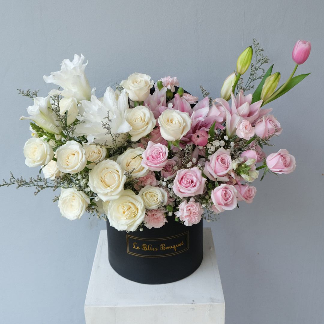 Soft Gradient Grand BloomBox dengan bunga premium dari Le Bliss Bouquet - rangkaian mewah pengiriman ke Jakarta, Cirebon, Bintaro, Tangerang.