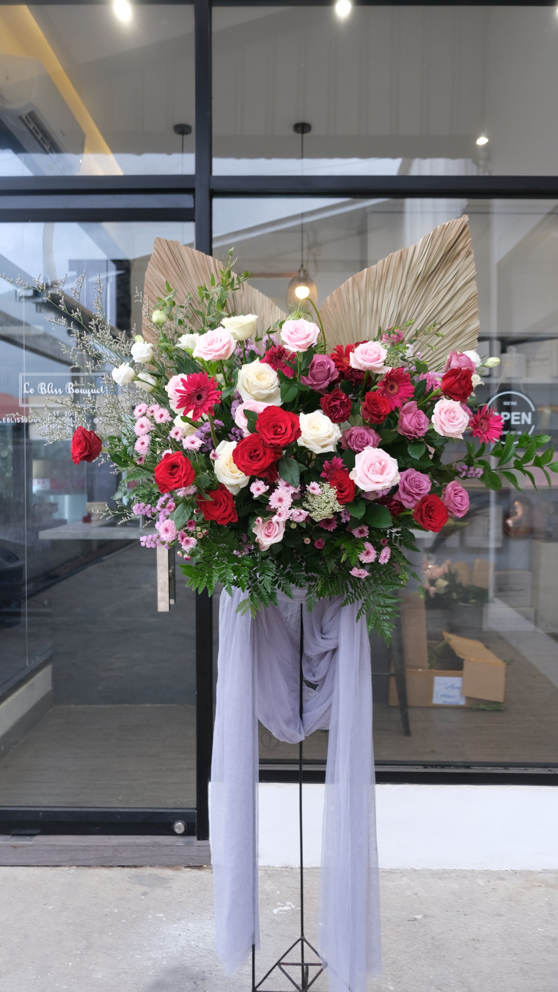 Standing flower elegan dengan kombinasi bunga mawar, lily, dan krisan segar, dirangkai artistik untuk ucapan duka atau selamat, tersedia untuk pengiriman ke Jakarta