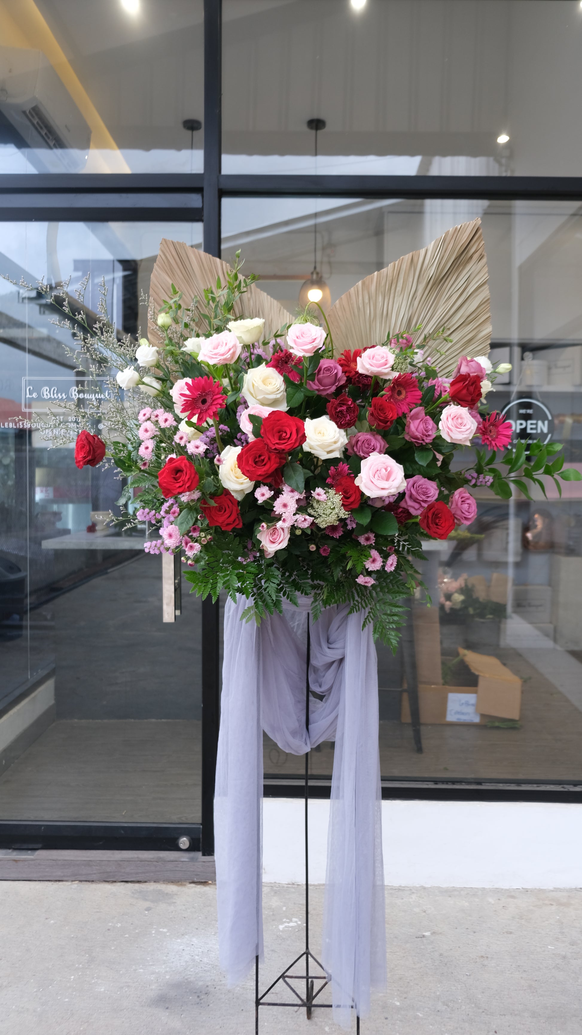 Standing flower elegan dengan kombinasi bunga mawar, lily, dan krisan segar, dirangkai artistik untuk ucapan duka atau selamat, tersedia untuk pengiriman ke Jakarta, Bintaro, Tangerang
