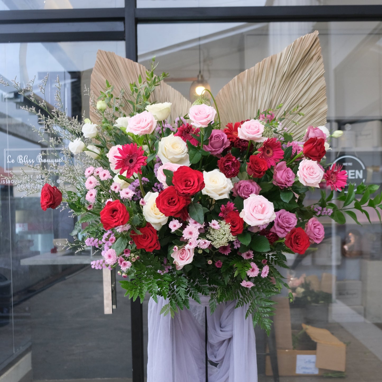 Standing flower elegan dengan kombinasi bunga mawar, lily, dan krisan segar, dirangkai artistik untuk ucapan duka atau selamat, tersedia untuk pengiriman ke Jakarta, Bintaro, Tangerang, dan Cirebon.