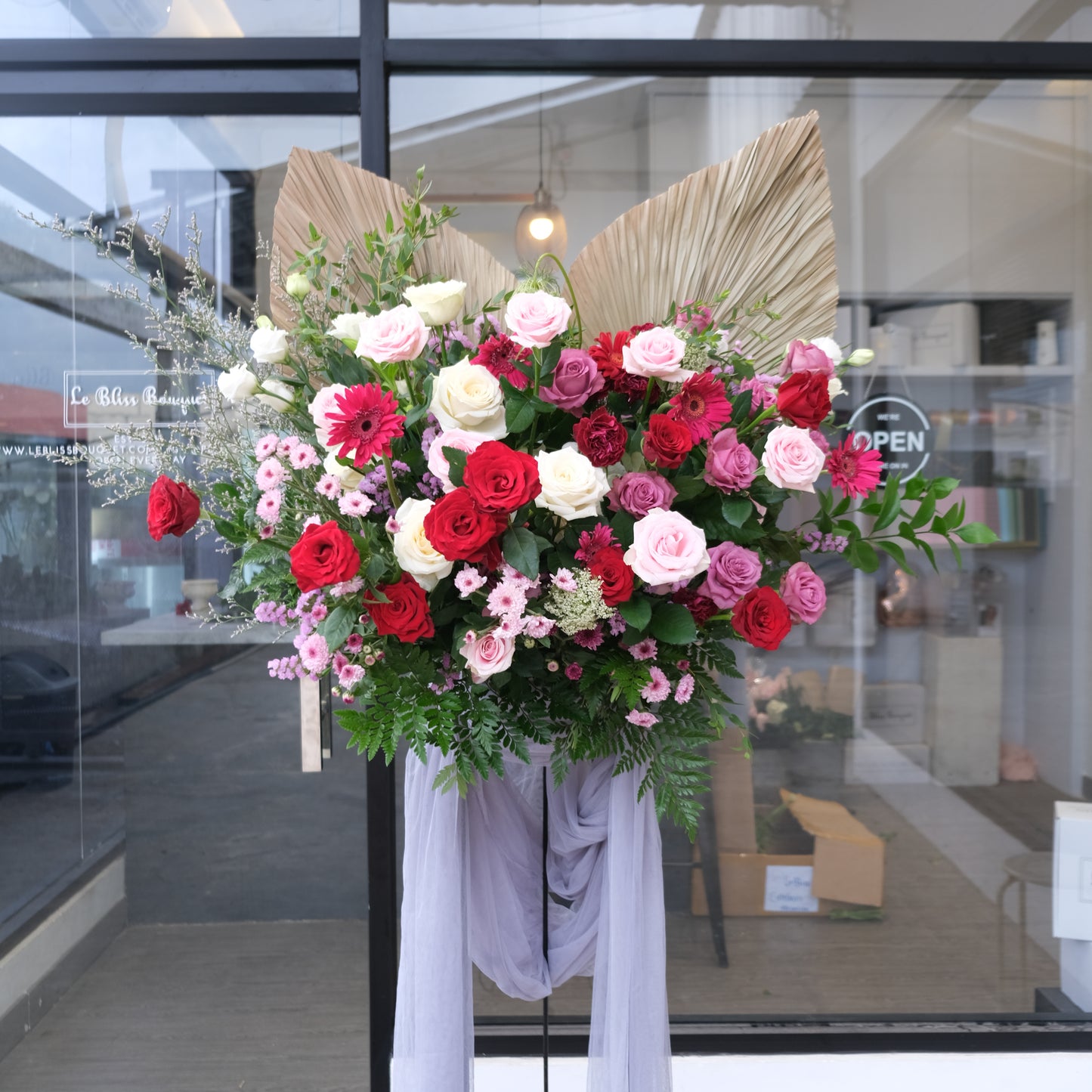 Standing flower elegan dengan kombinasi bunga mawar, untuk ucapan selamat, tersedia untuk pengiriman ke Jakarta