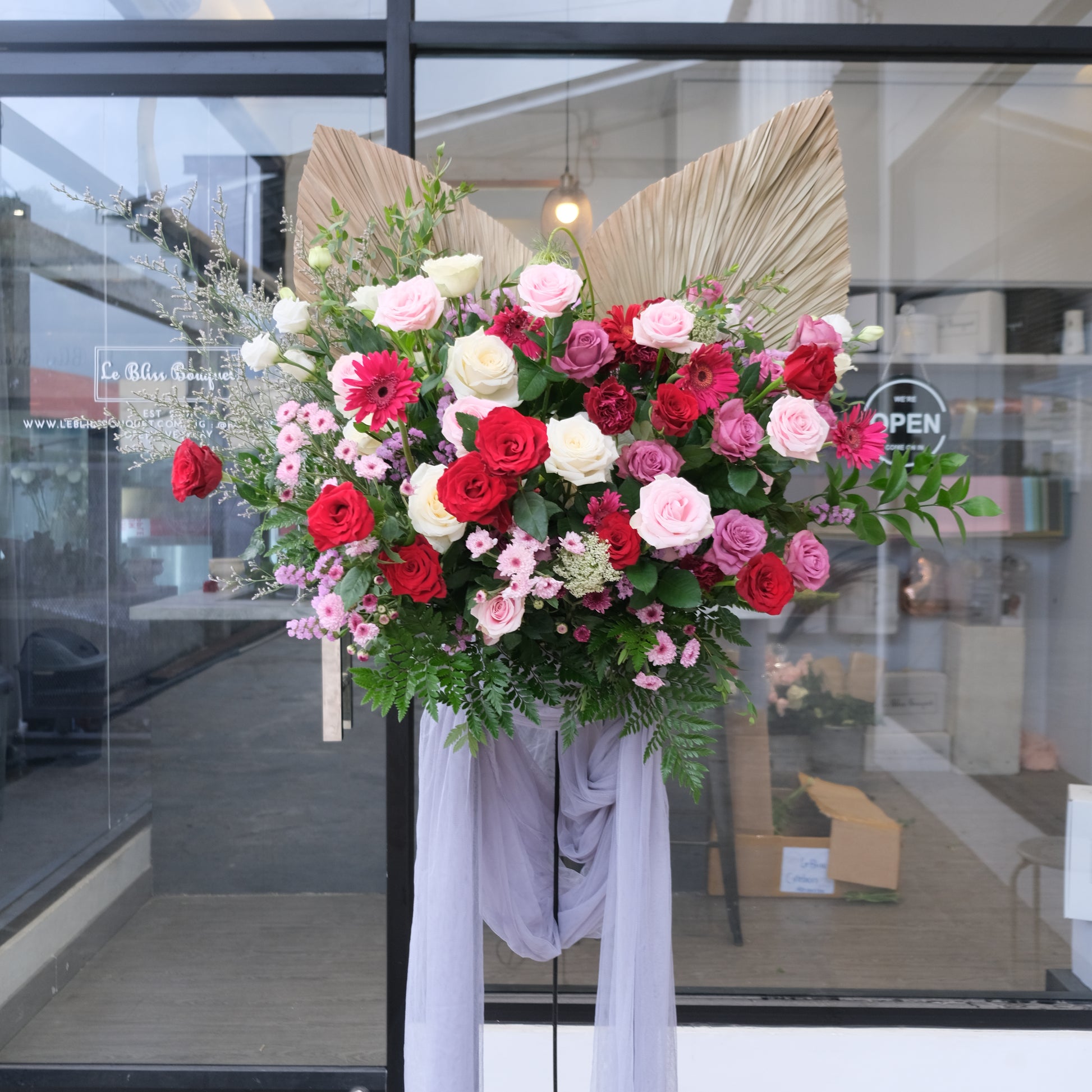 Standing flower elegan dengan kombinasi bunga mawar, untuk ucapan selamat, tersedia untuk pengiriman ke Jakarta JABODETABEK