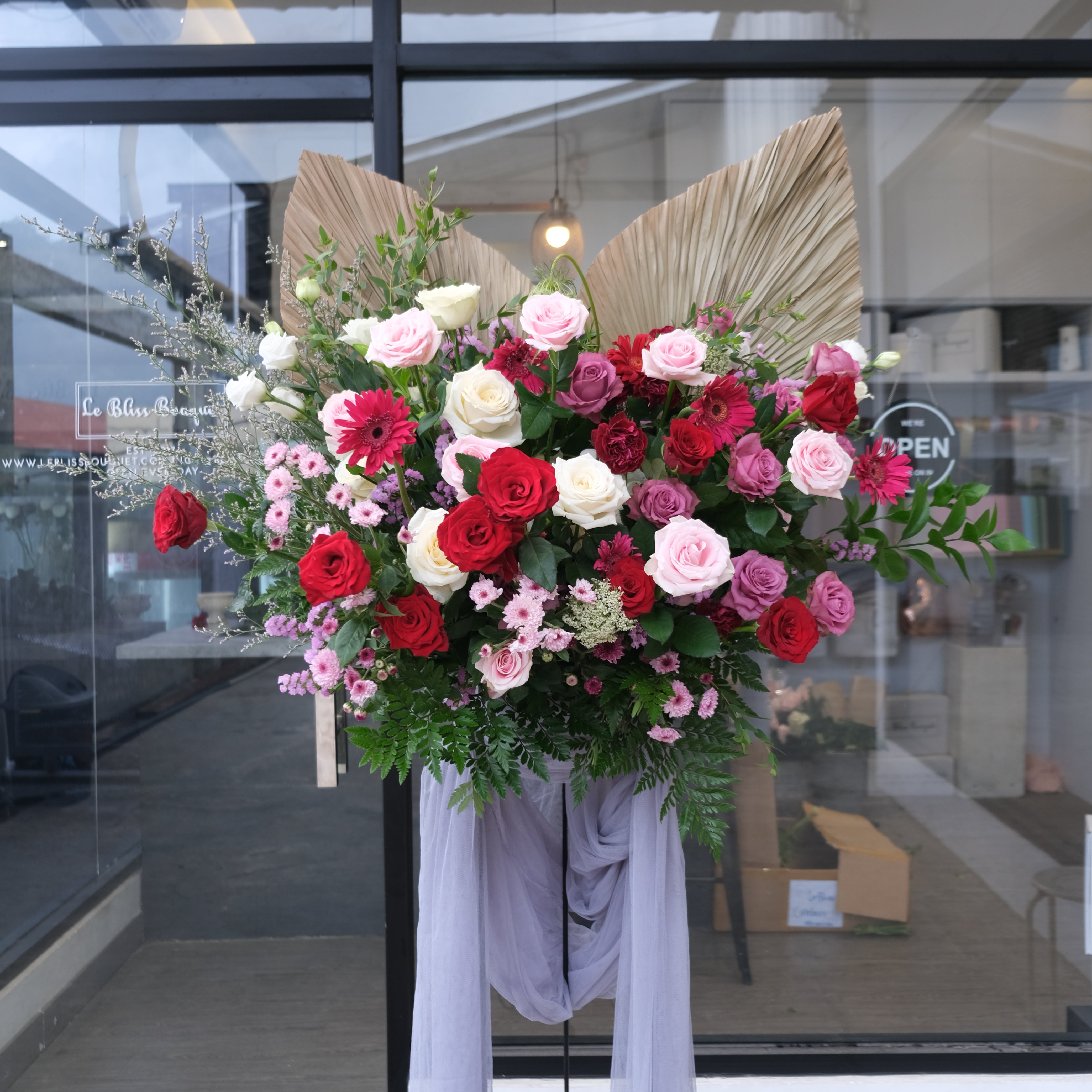 Standing flower elegan dengan kombinasi bunga mawar, untuk ucapan selamat, tersedia untuk pengiriman ke Jakarta florist JABODETABEK