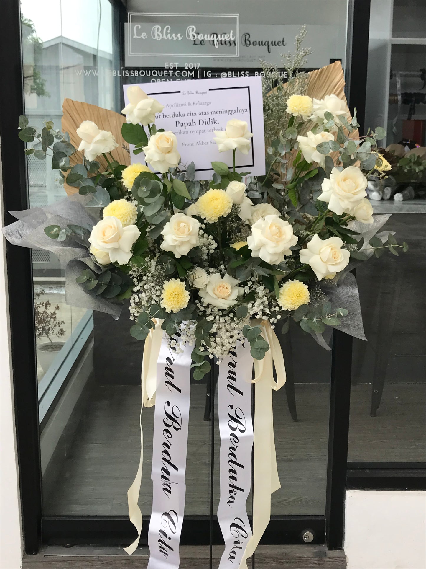 Standing flower penghormatan terakhir dengan desain elegan, tersedia di Cirebon