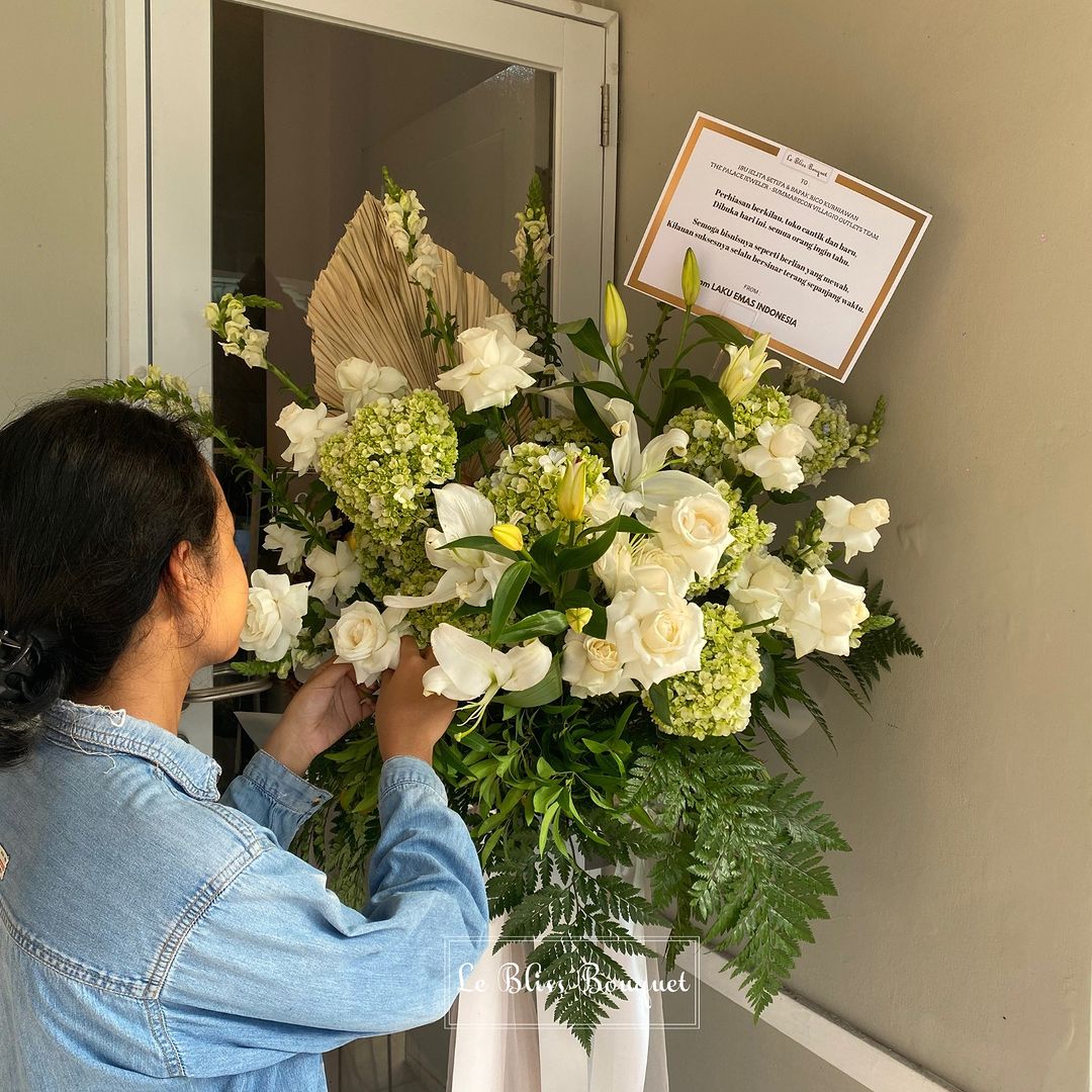 Standing flower warna putih dan hijau elegan dari Le Bliss Bouquet untuk pengiriman Jakarta