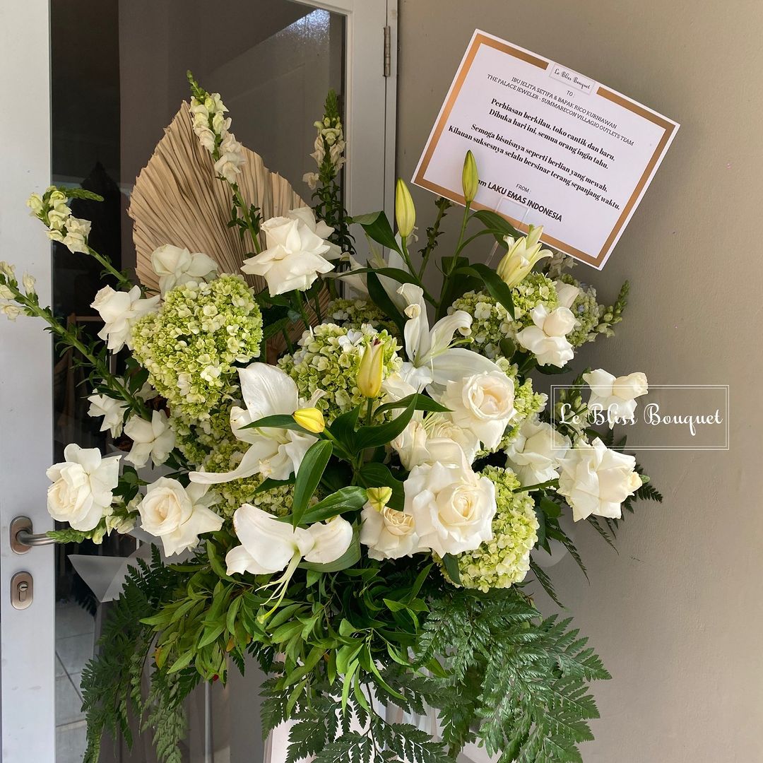 Standing flower warna putih dan hijau elegan dari Le Bliss Bouquet untuk pengiriman Jakarta indonesia