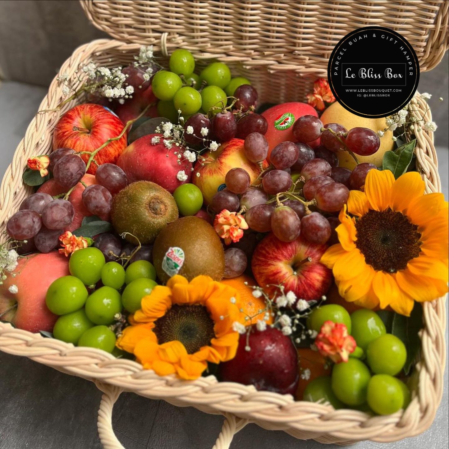 Sunflower fruit hamper with fresh tropical fruits in rattan box – Le Bliss Bouquet delivery Jakarta, Bintaro, Cirebon, Surabaya hamper buah