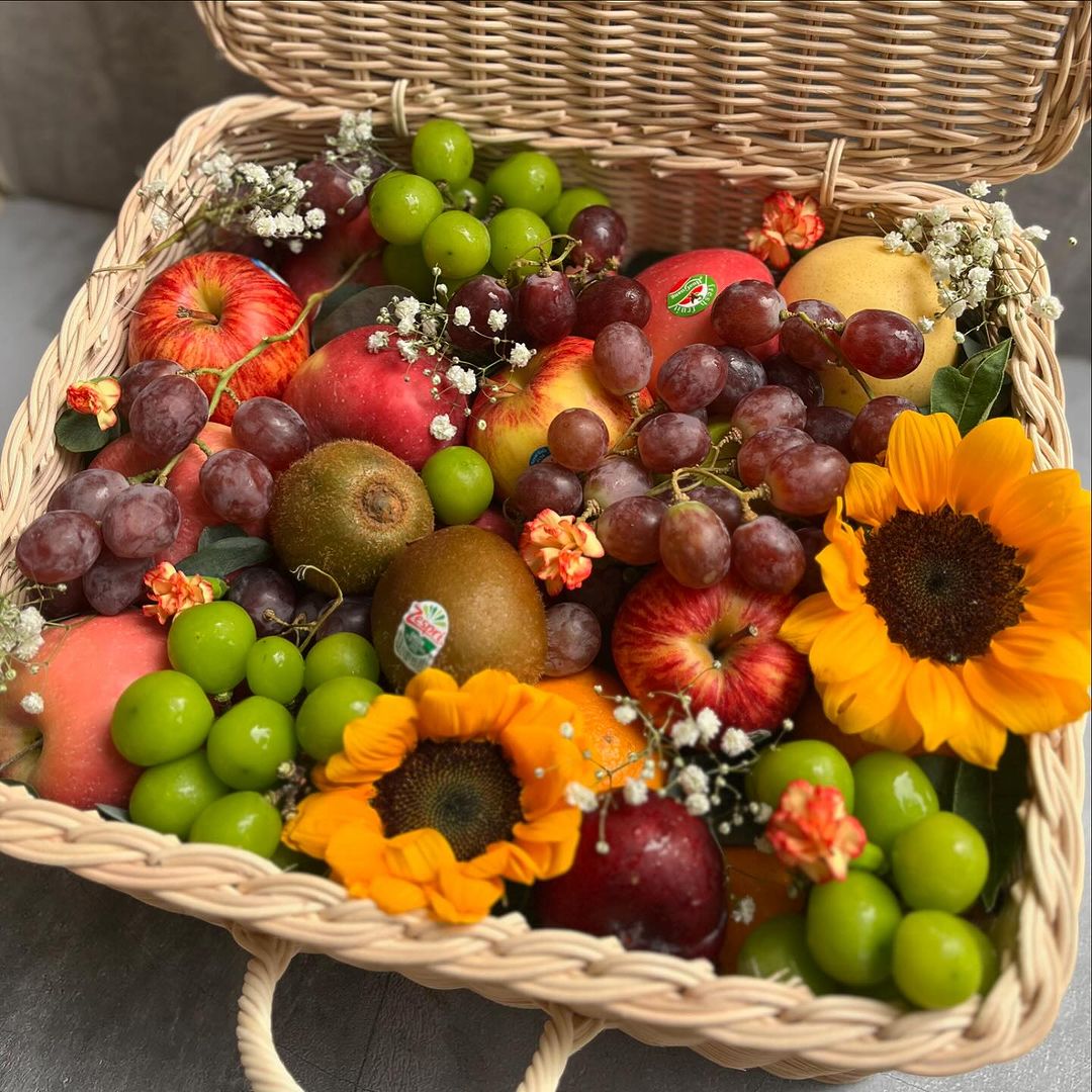 Sunflower fruit hamper with fresh tropical fruits in rattan box – Le Bliss Bouquet delivery Jakarta, Bintaro, Cirebon, Surabaya parcel buah