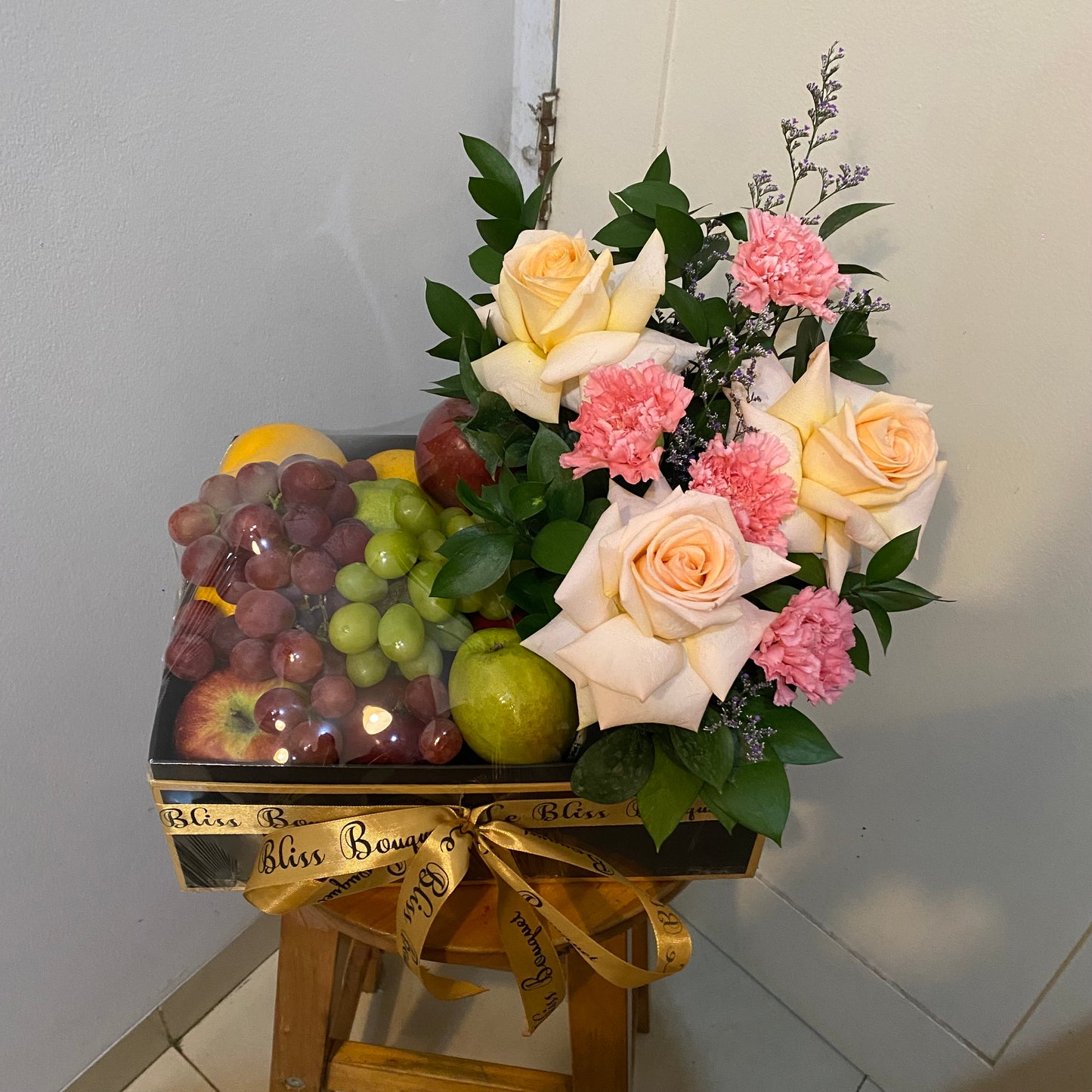Tiffany Fruit Box - Premium fruit gift box featuring a curated selection of fresh, high-quality fruits. Beautifully packaged in a luxurious Tiffany blue box, perfect for special occasions, corporate gifts, or celebrations. Fast delivery available across Jakarta, Bintaro, Tangerang, and Cirebon. fruit hamper jakarta