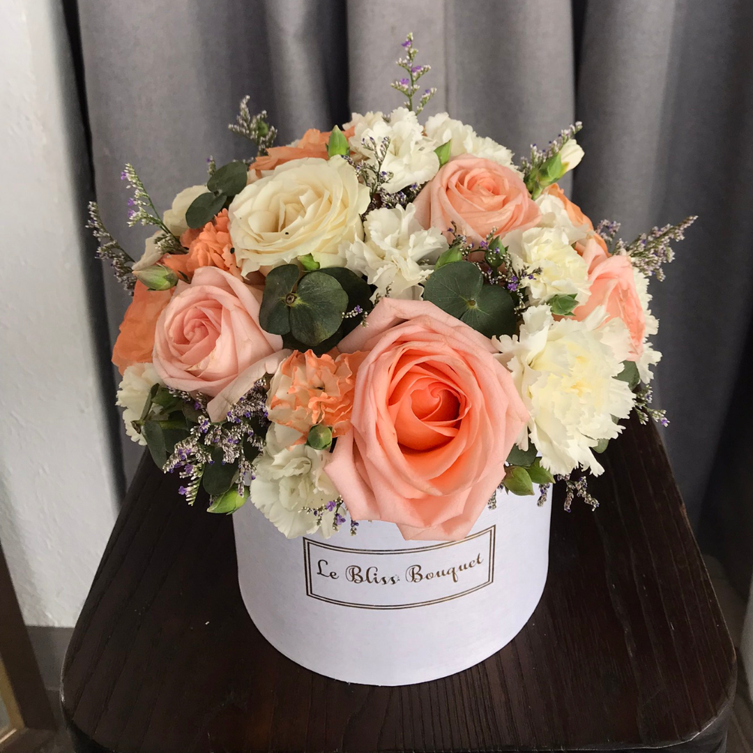 Tiffany blue petite round bloombox with fresh flowers – mini gift by Le Bliss Bouquet for delivery in Jakarta, Tangerang, Surabaya & Cirebon