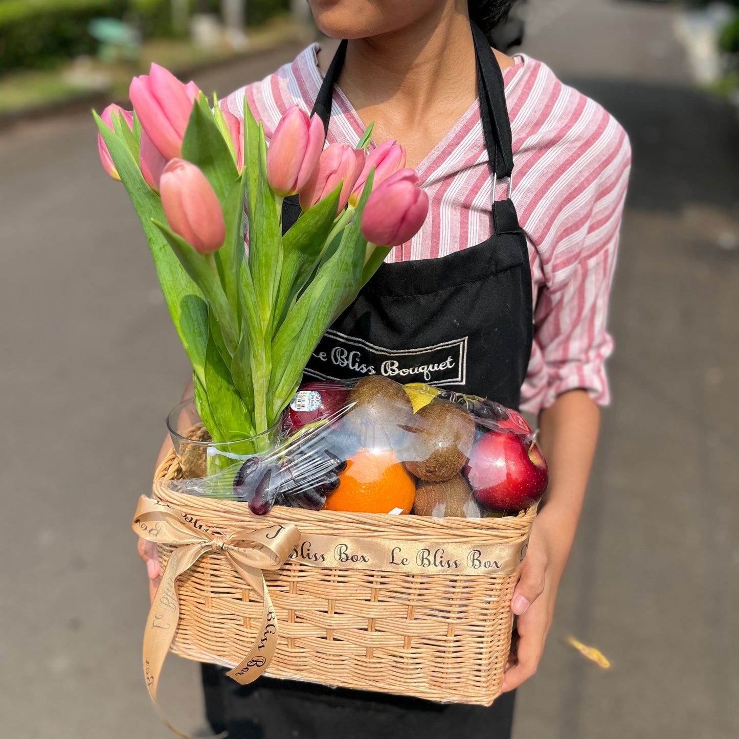 Tulip Fruit Parcel – Parcel buah premium dengan bunga tulip segar dari Le Bliss Bouquet Surabaya, cocok untuk hadiah mewah dan hampers elegan