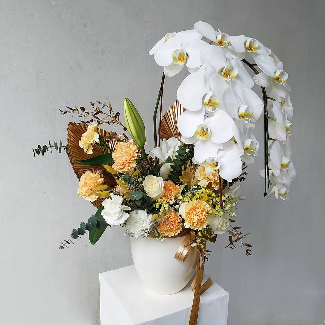 Vas Anggrek Jakarta Cirebon Bintaro Kuning Peach dengan dua tangkai anggrek elegan dari Le Bliss Bouquet